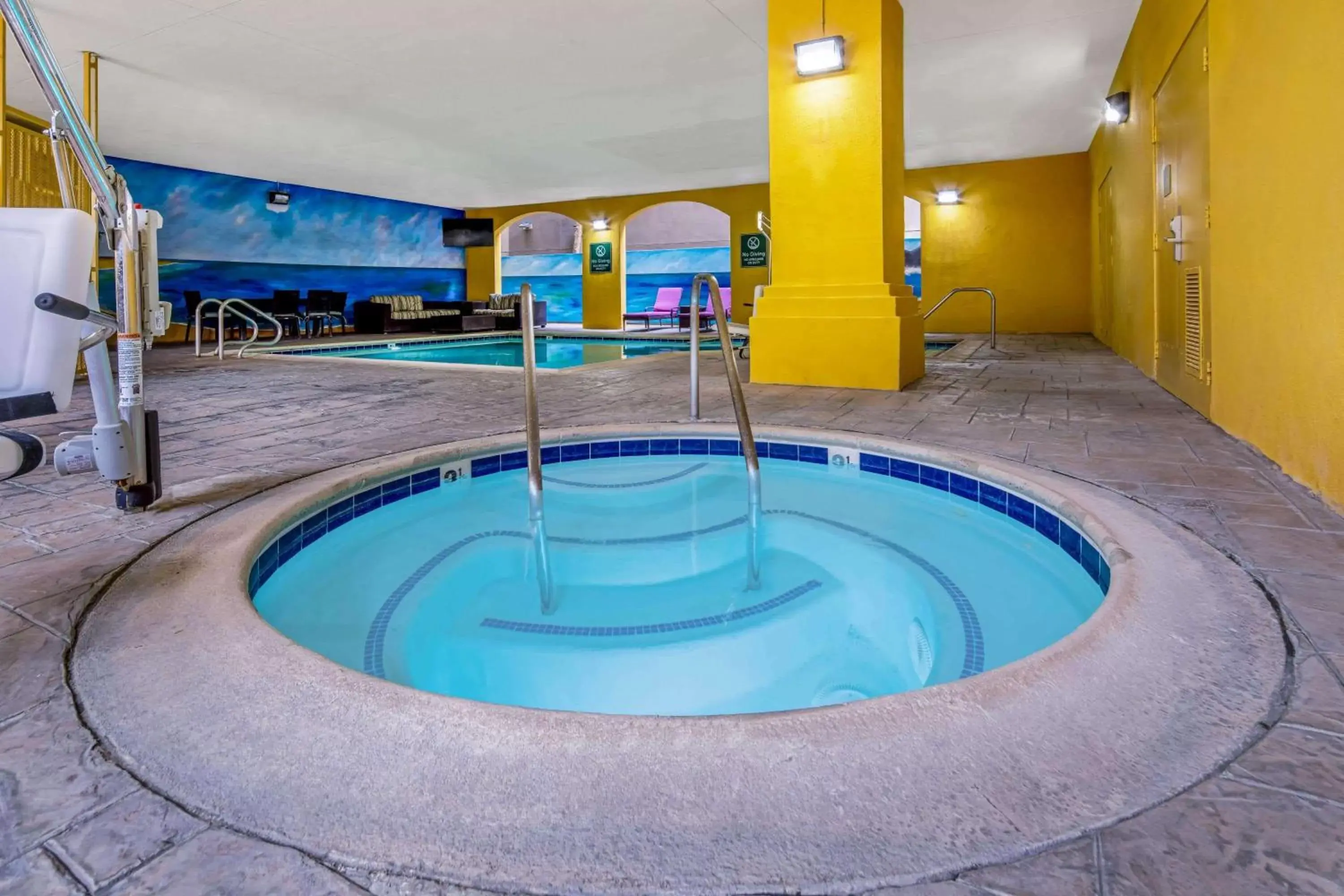 Hot Tub, Swimming Pool in La Quinta by Wyndham Anaheim