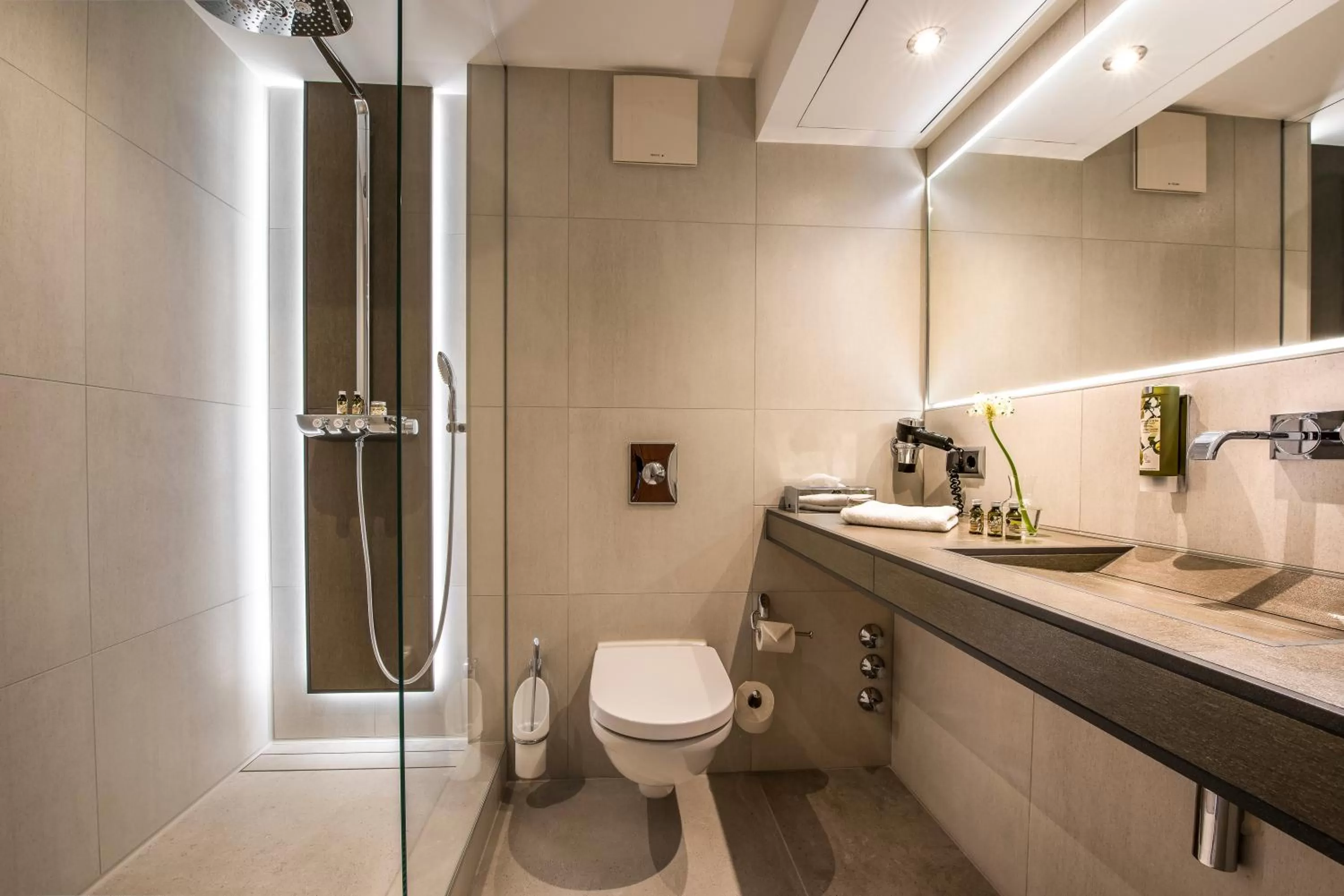 Shower in Hotel VierJahreszeiten am Seilersee