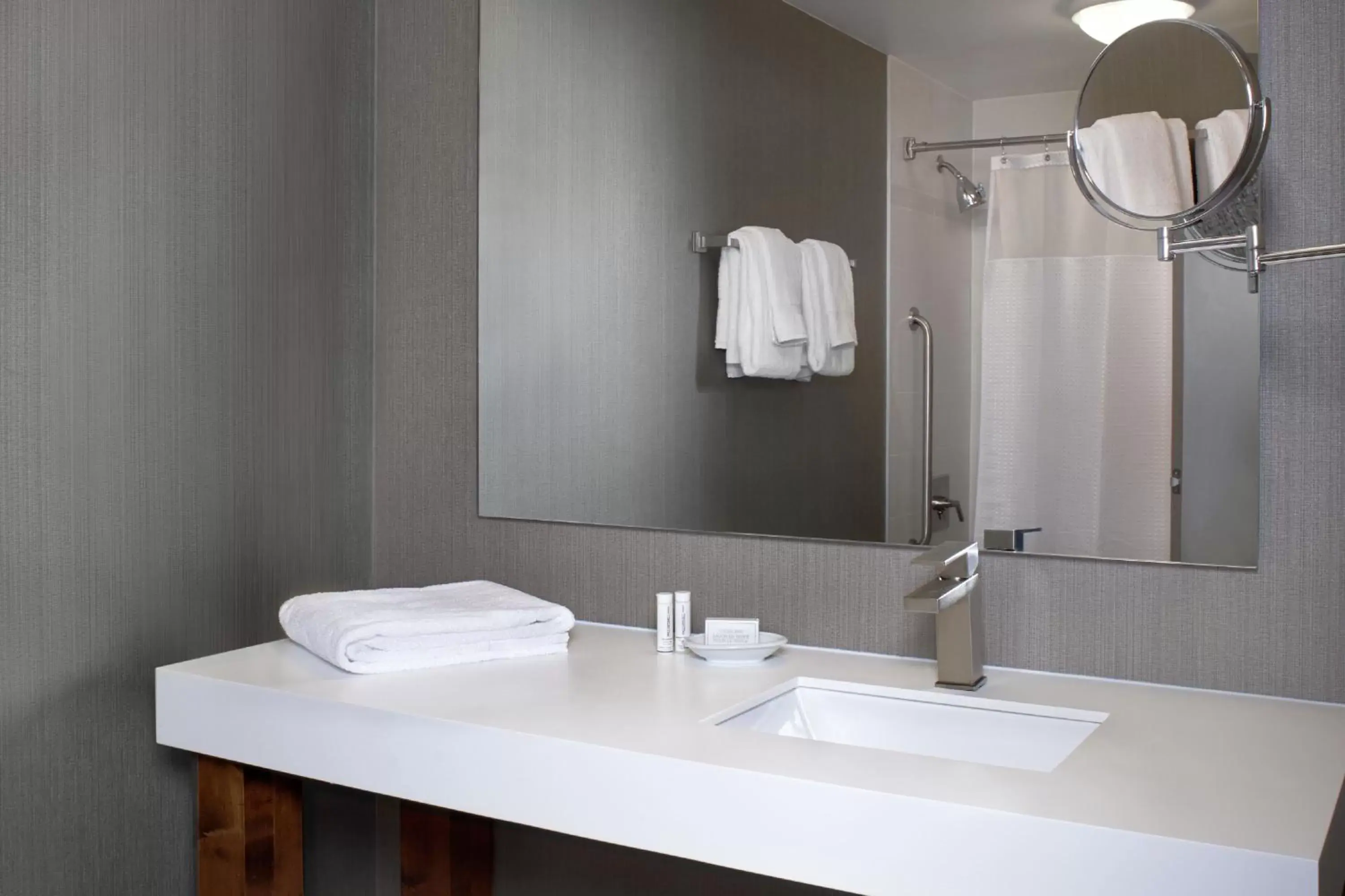 One-Bedroom King Suite in Courtyard by Marriott Toronto Downtown