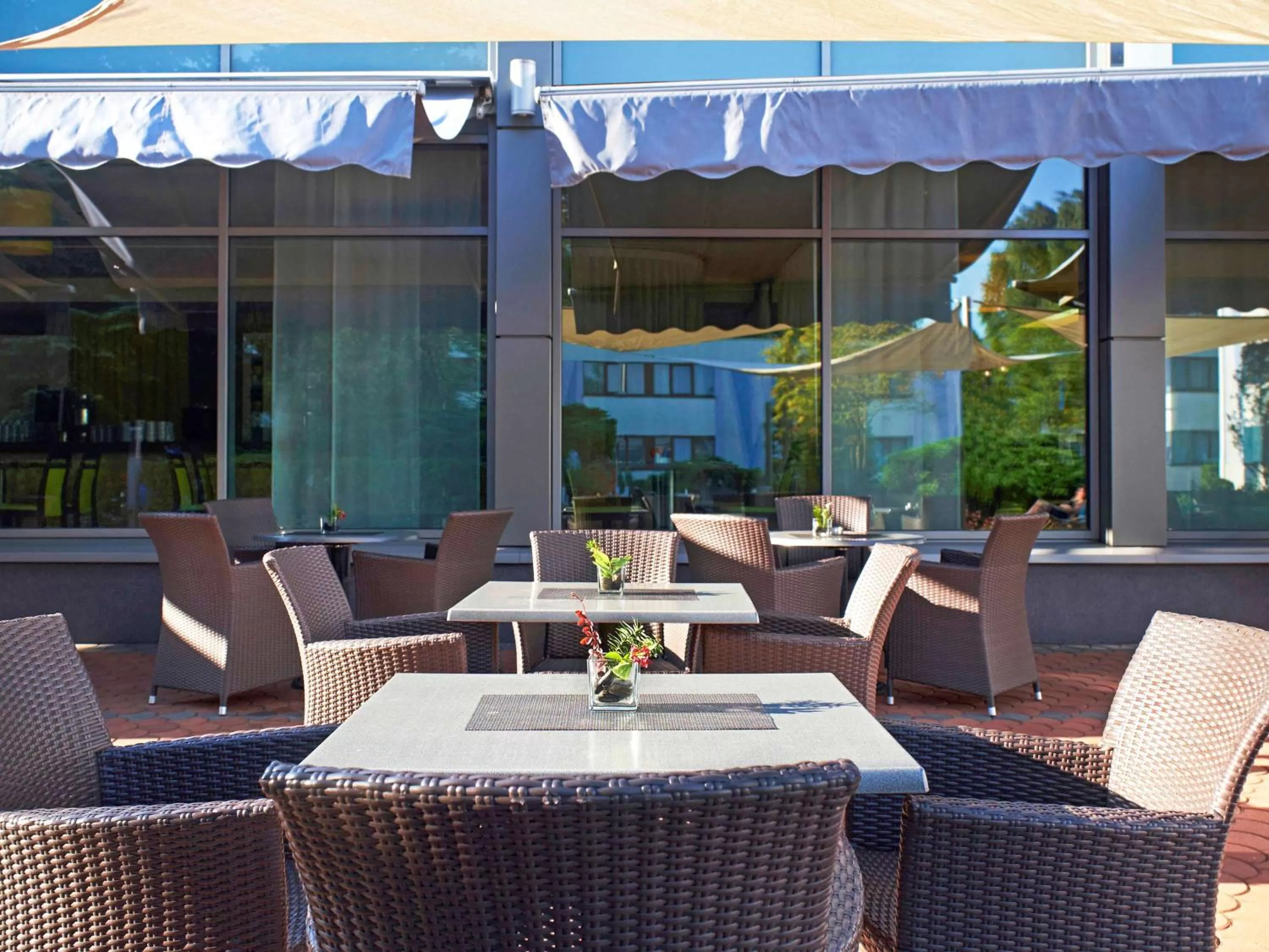 Restaurant/places to eat in Novotel Poznań Malta