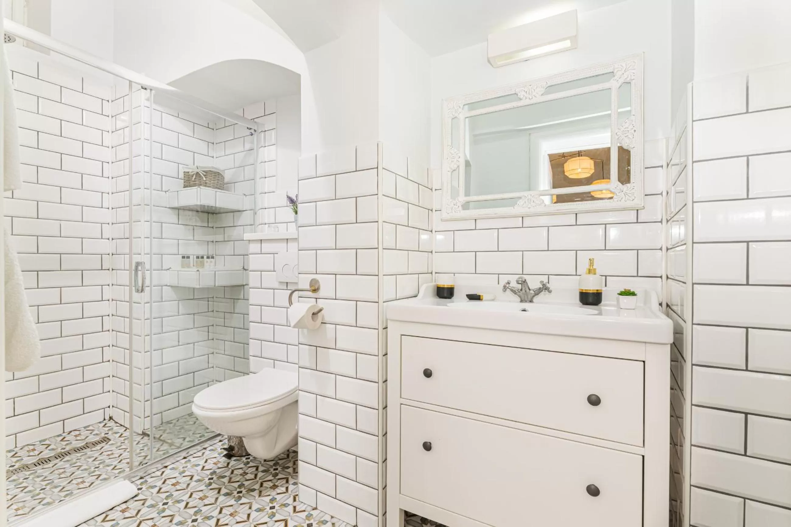 Bathroom in ALBERT RESIDENCE Brasov with complimentary parking and 10 percent Food and Drinks