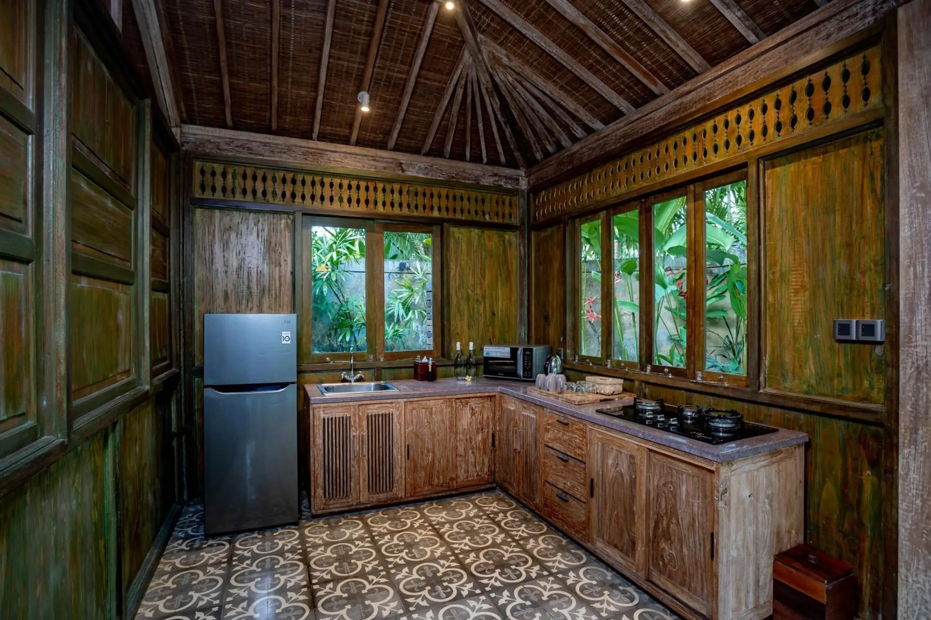 Coffee/tea facilities, Kitchen/Kitchenette in Arya Villas Ubud