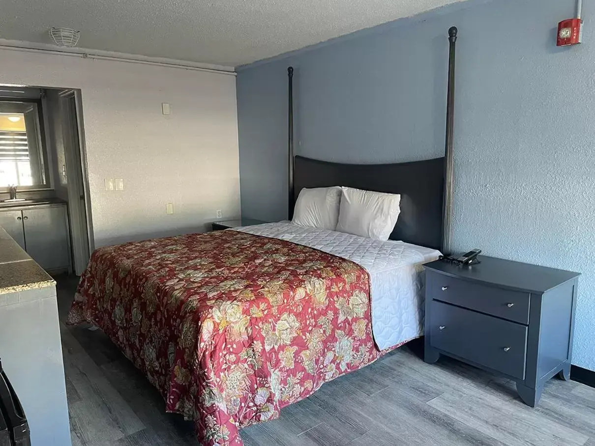 Photo of the whole room, Bed in Budgetel Chattanooga