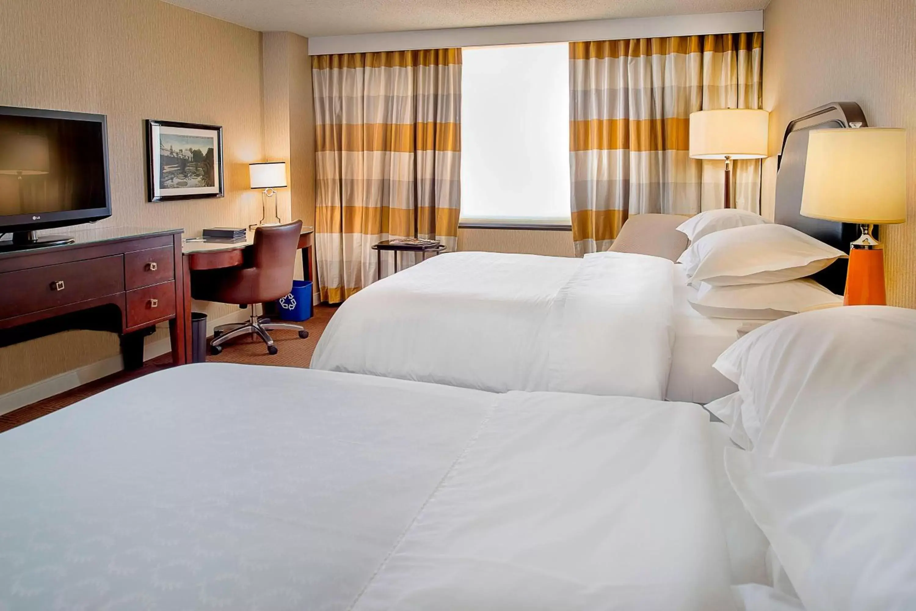 Photo of the whole room, Bed in Sheraton Westport Plaza