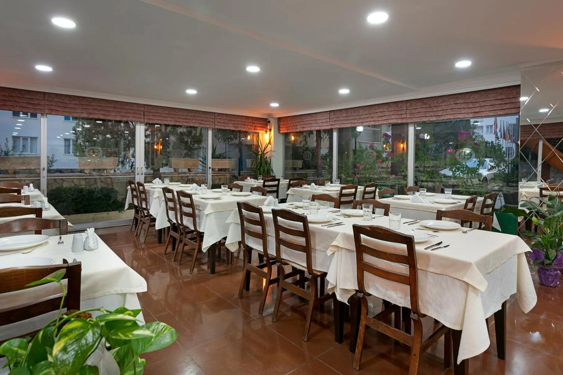 Restaurant/places to eat in Lara Dinc Hotel