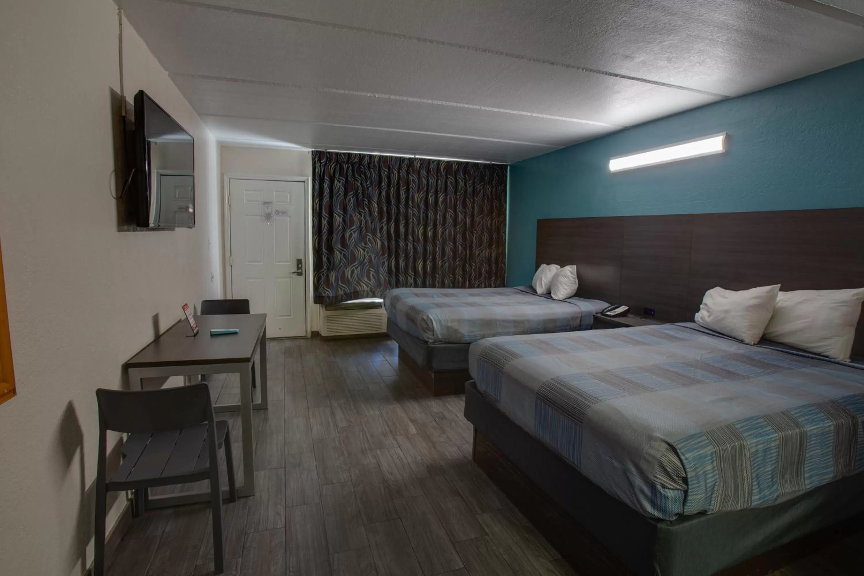 Queen Room with Two Queen Beds in WindWater Hotel and Marina