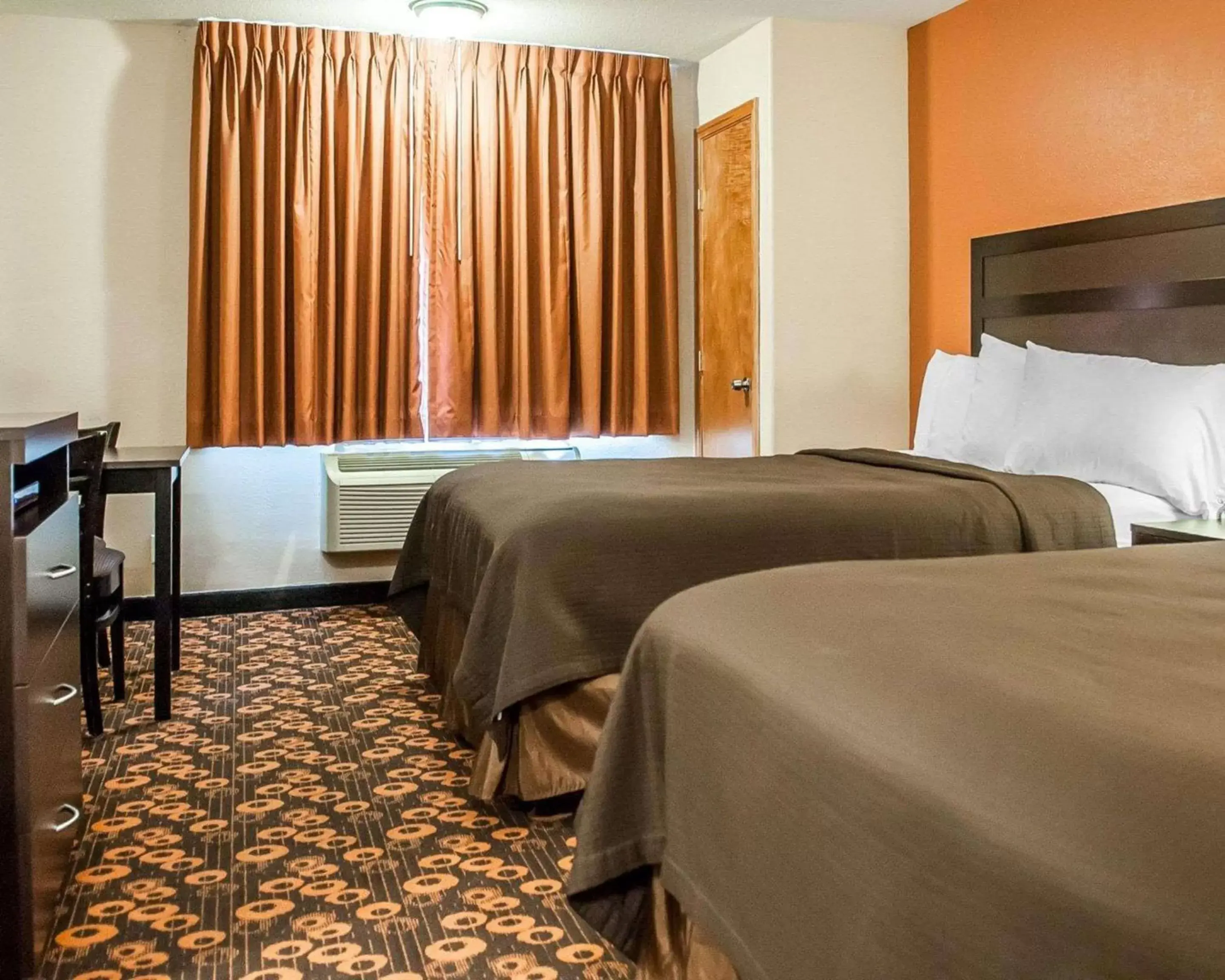 Photo of the whole room, Bed in Econo Lodge Inn & Suites Santa Fe