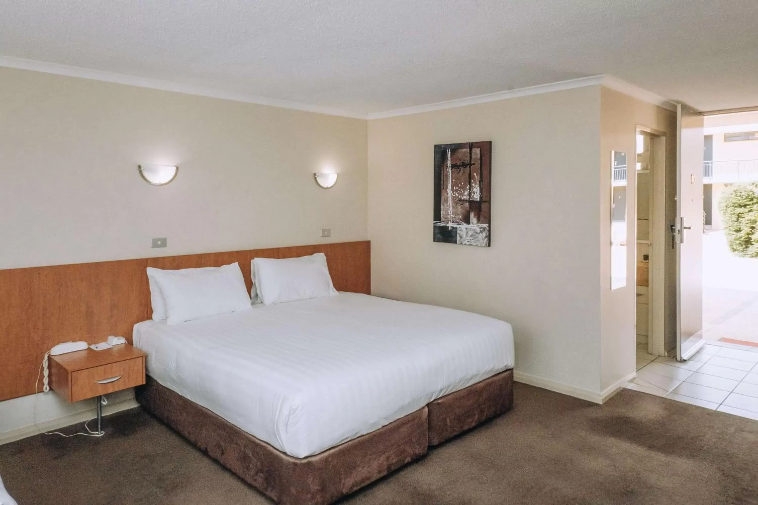 Bedroom, Bed in Best Western Chaffey Motor Inn