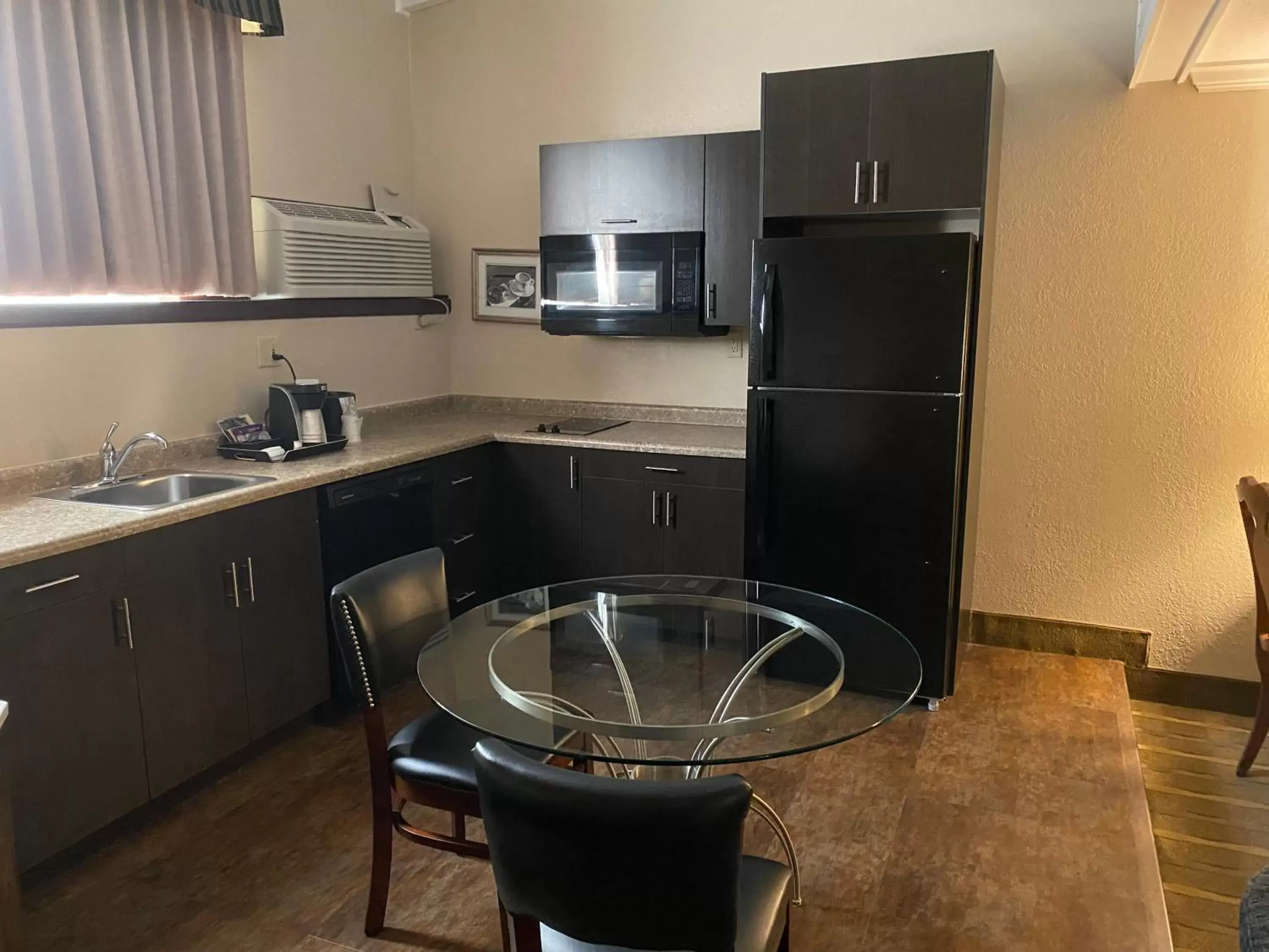 Dining area, Kitchen/Kitchenette in Wyndham Garden Warsaw