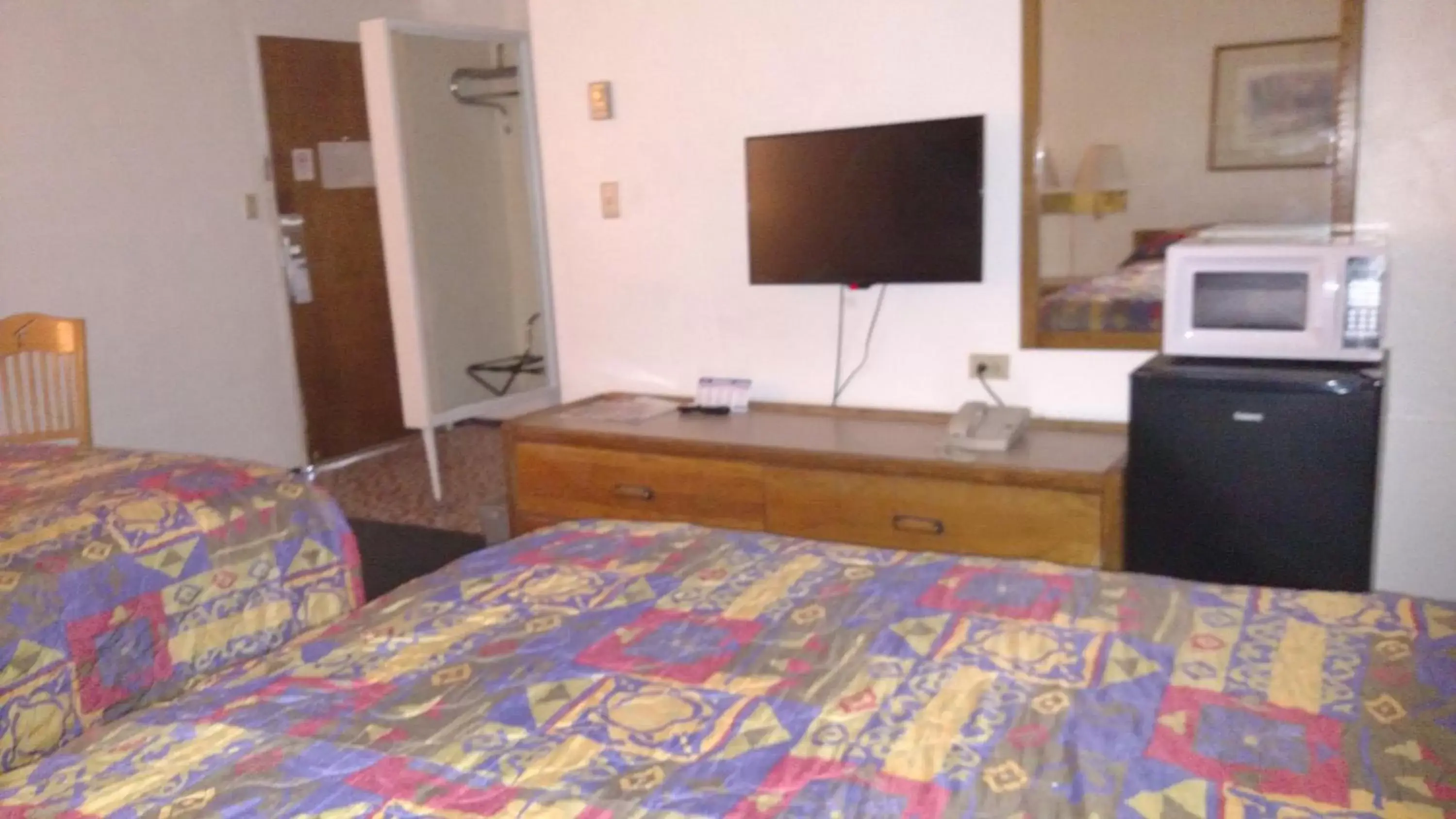 Photo of the whole room, TV/Entertainment Center in Budget Inn Durango