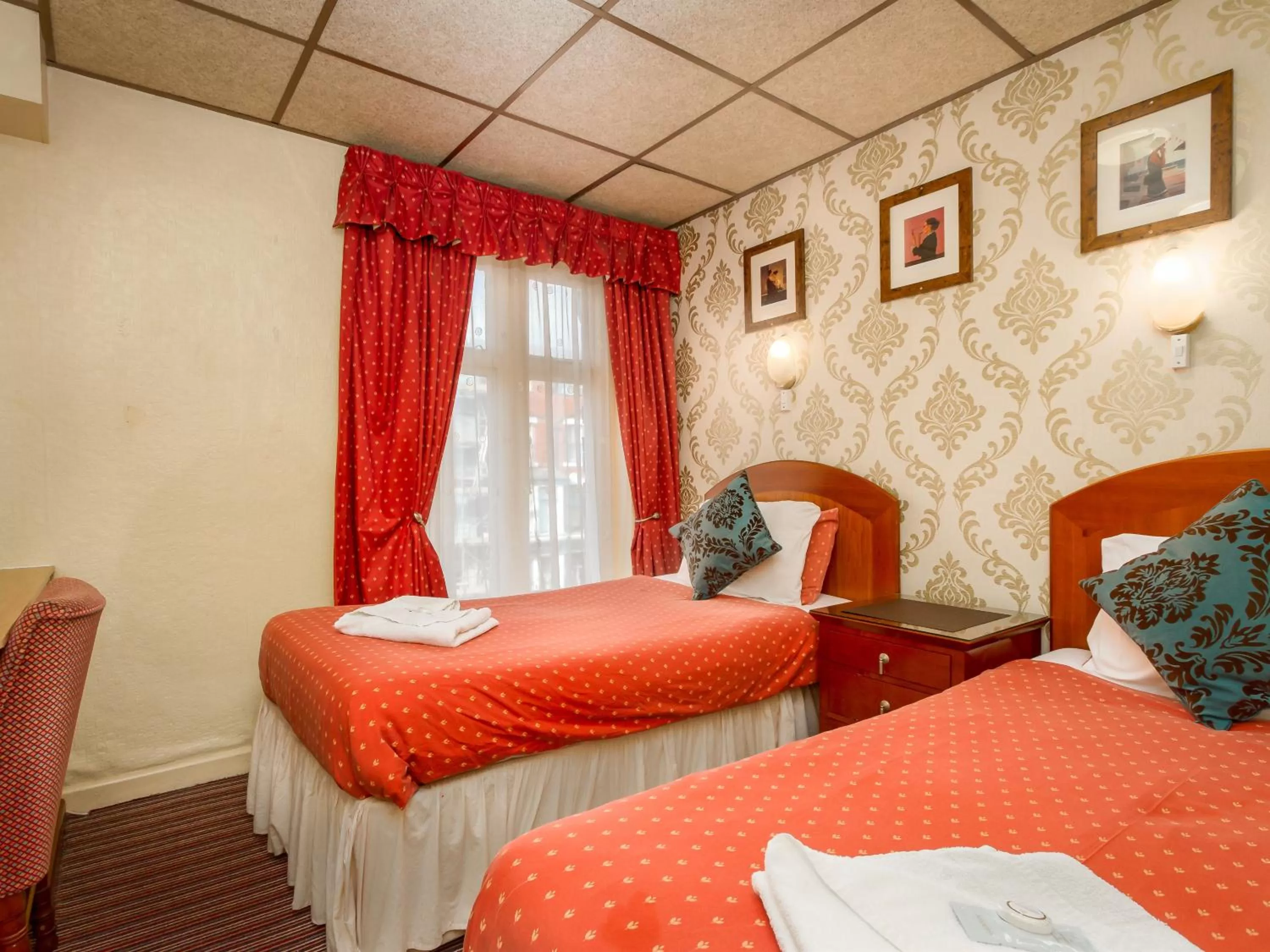 Deluxe Twin Room in Oak Lea Hotel