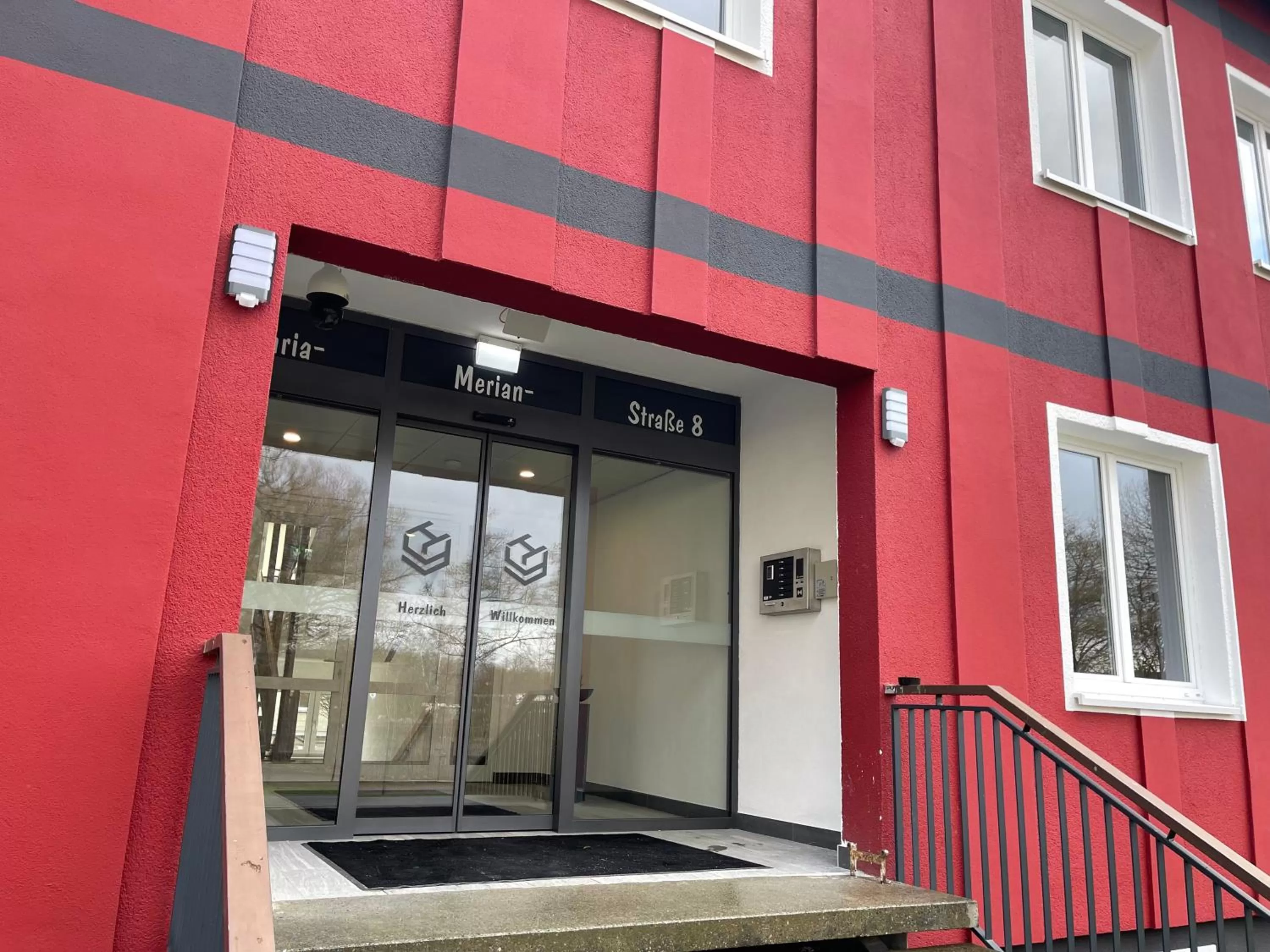 Facade/entrance in Yebs Hotel