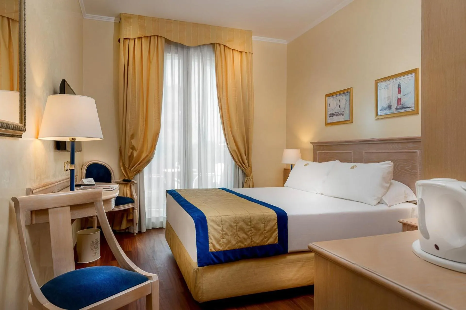 Bed in Hotel De Londres