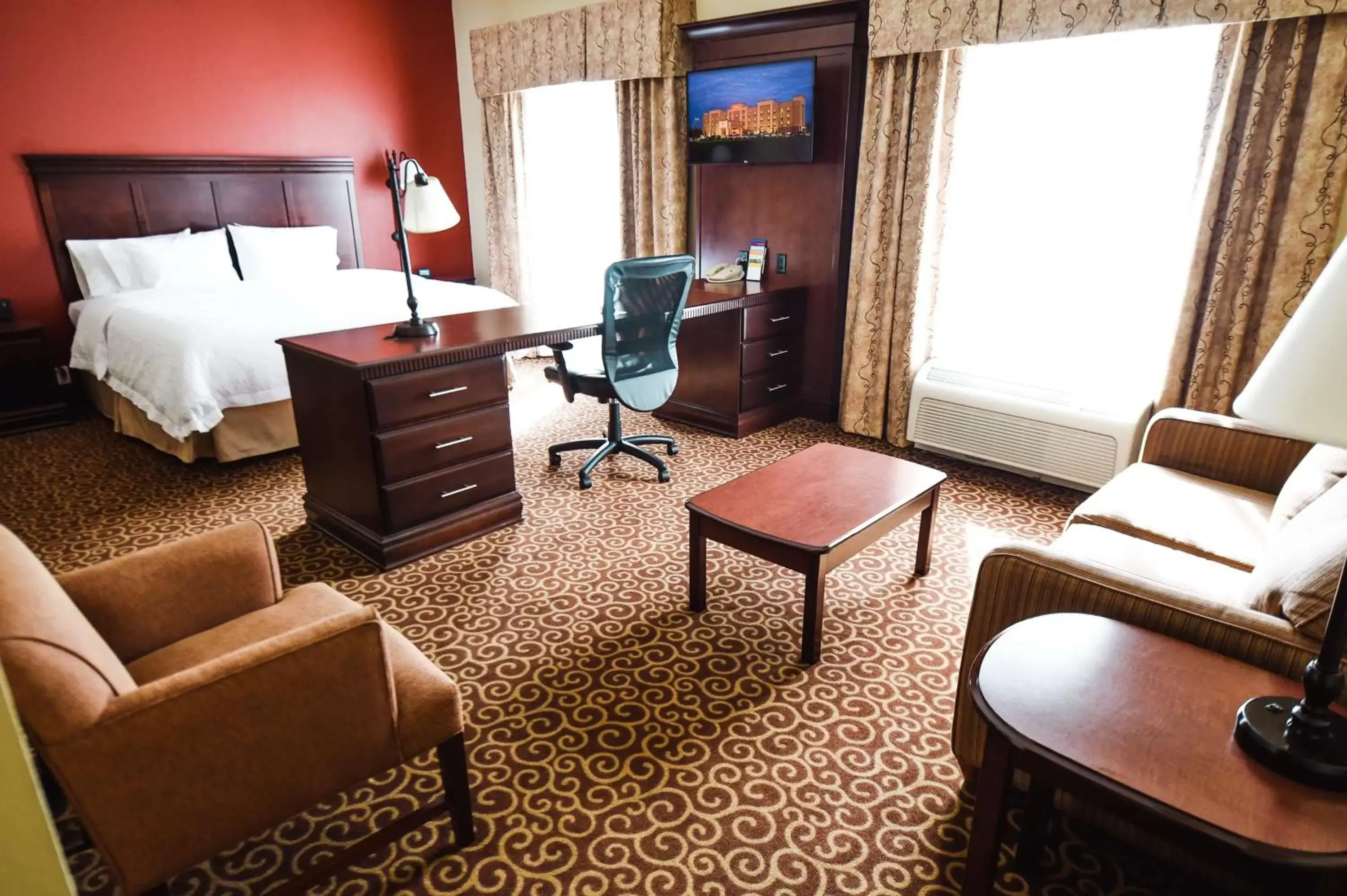 Bedroom, Seating Area in Hampton Inn & Suites Ocala - Belleview