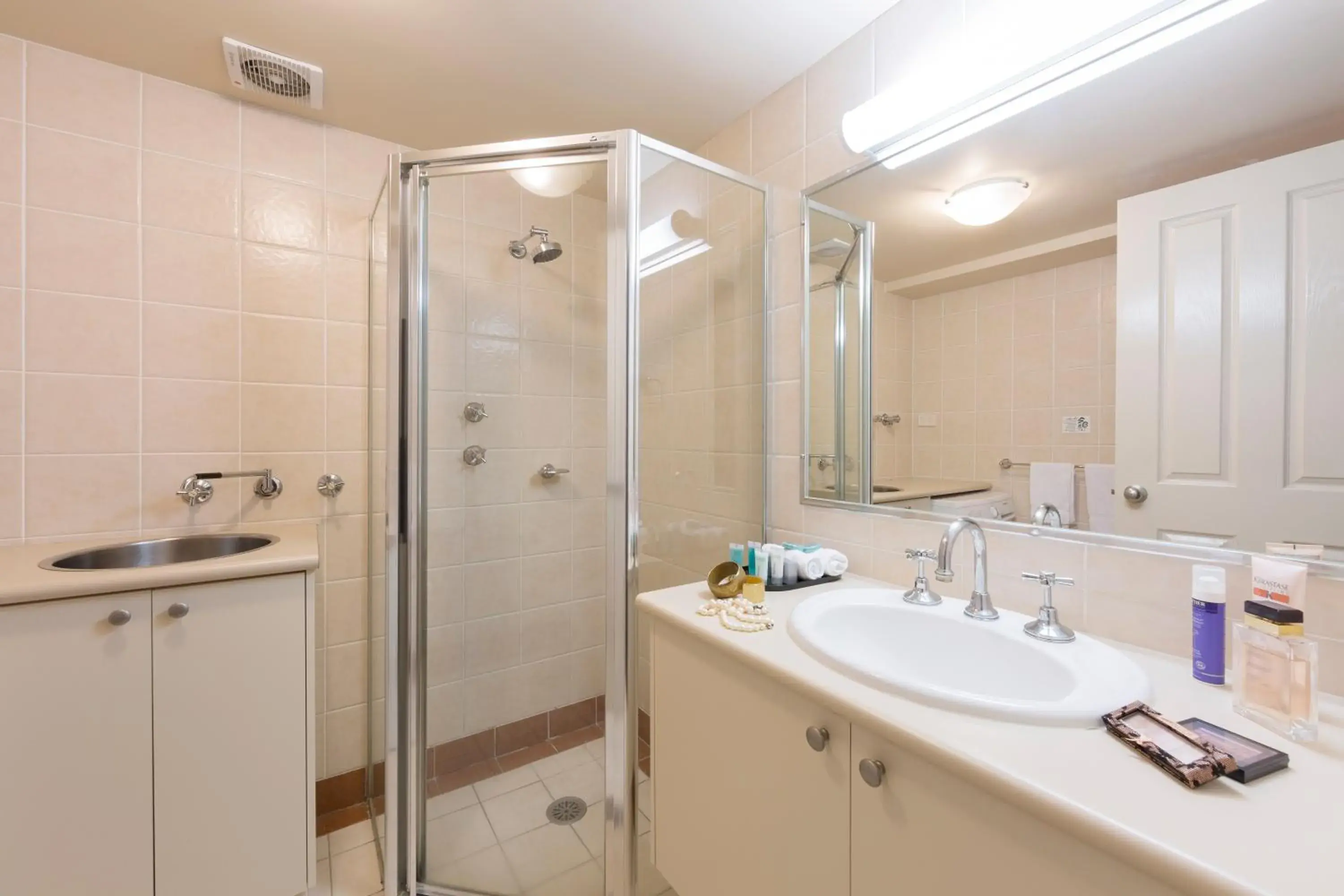 Bathroom in Canberra Parklands Central Apartment Hotel