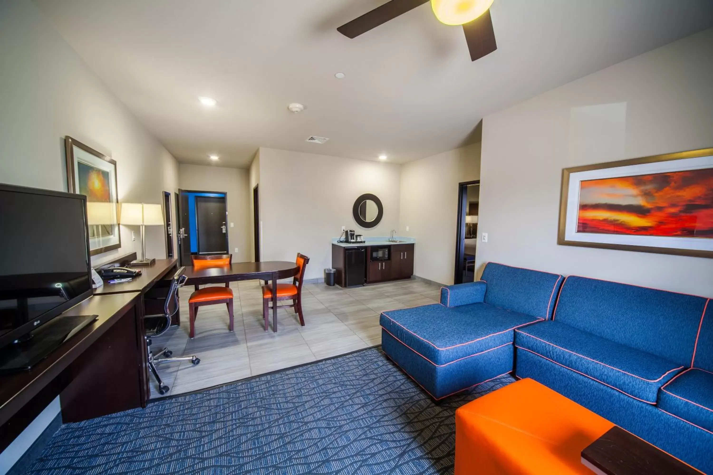 Photo of the whole room, Seating Area in Holiday inn Express & Suites Oklahoma City Southeast, an IHG Hotel