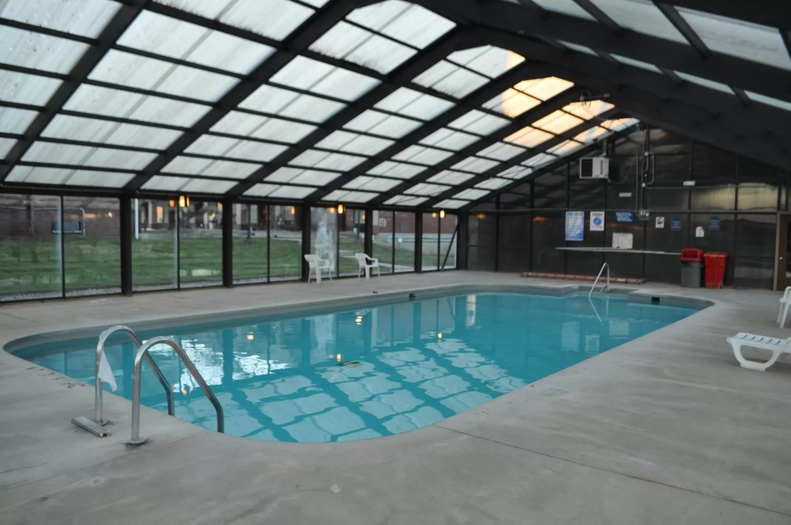 Swimming Pool in Bestway Inn - Madison