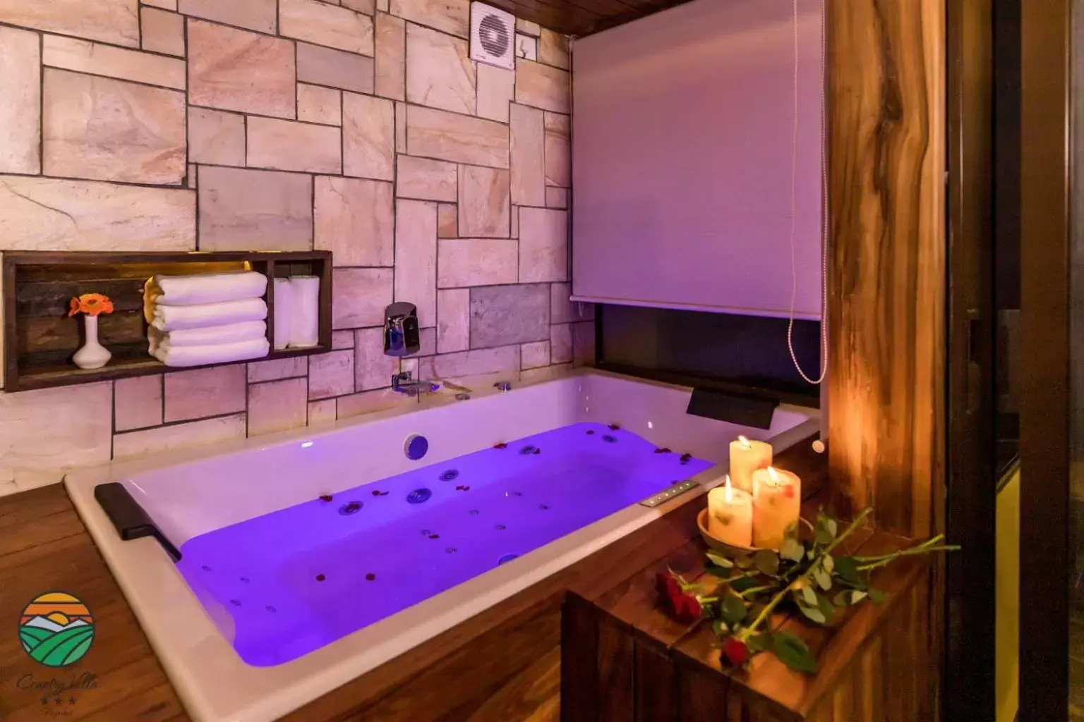 Hot Tub, Bathroom in Hotel Country Villa
