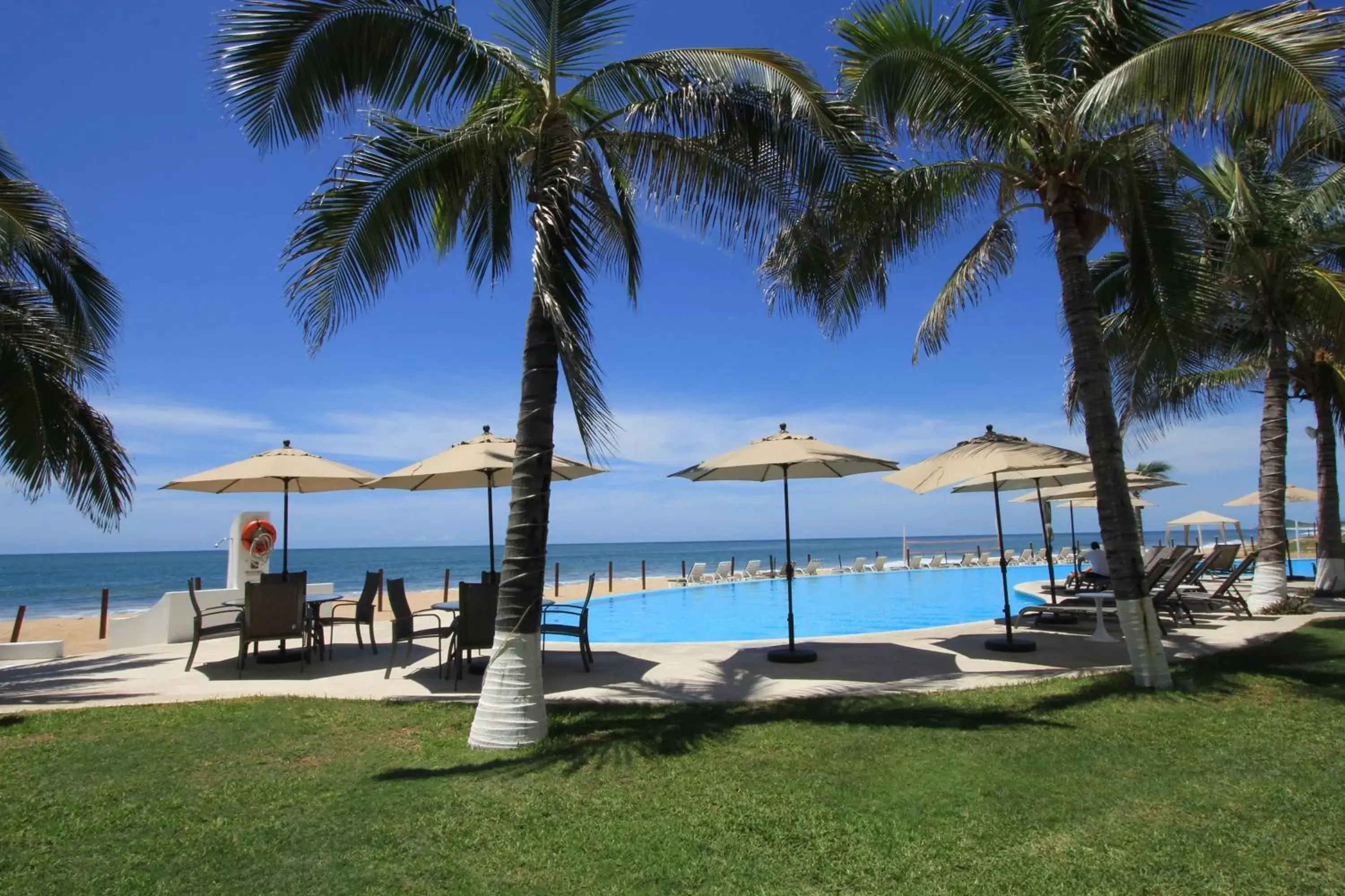 Garden, Swimming Pool in Park Royal Beach Mazatlán