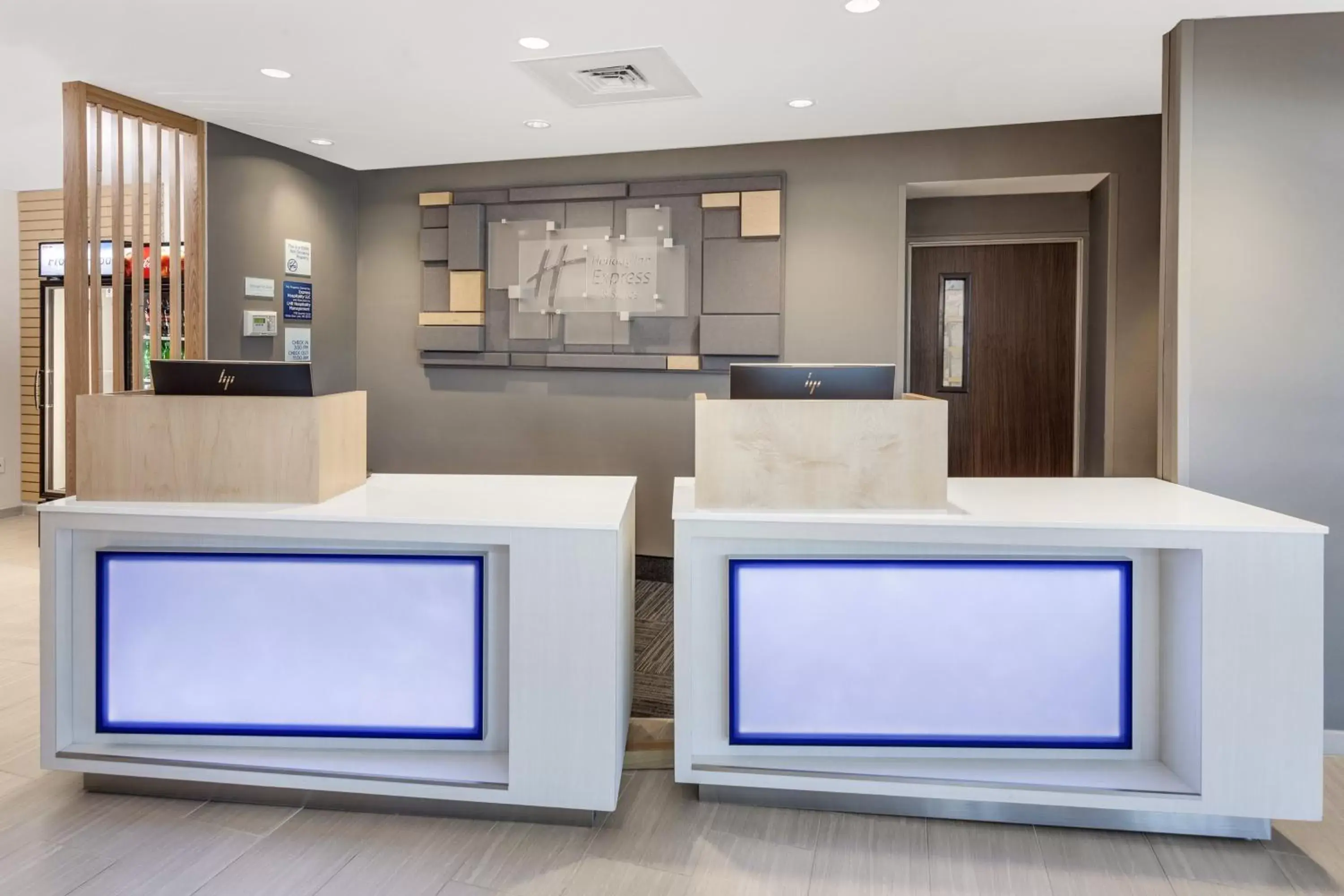 Property building, Lobby/Reception in Holiday Inn Express & Suites - Hudson I-94, an IHG Hotel