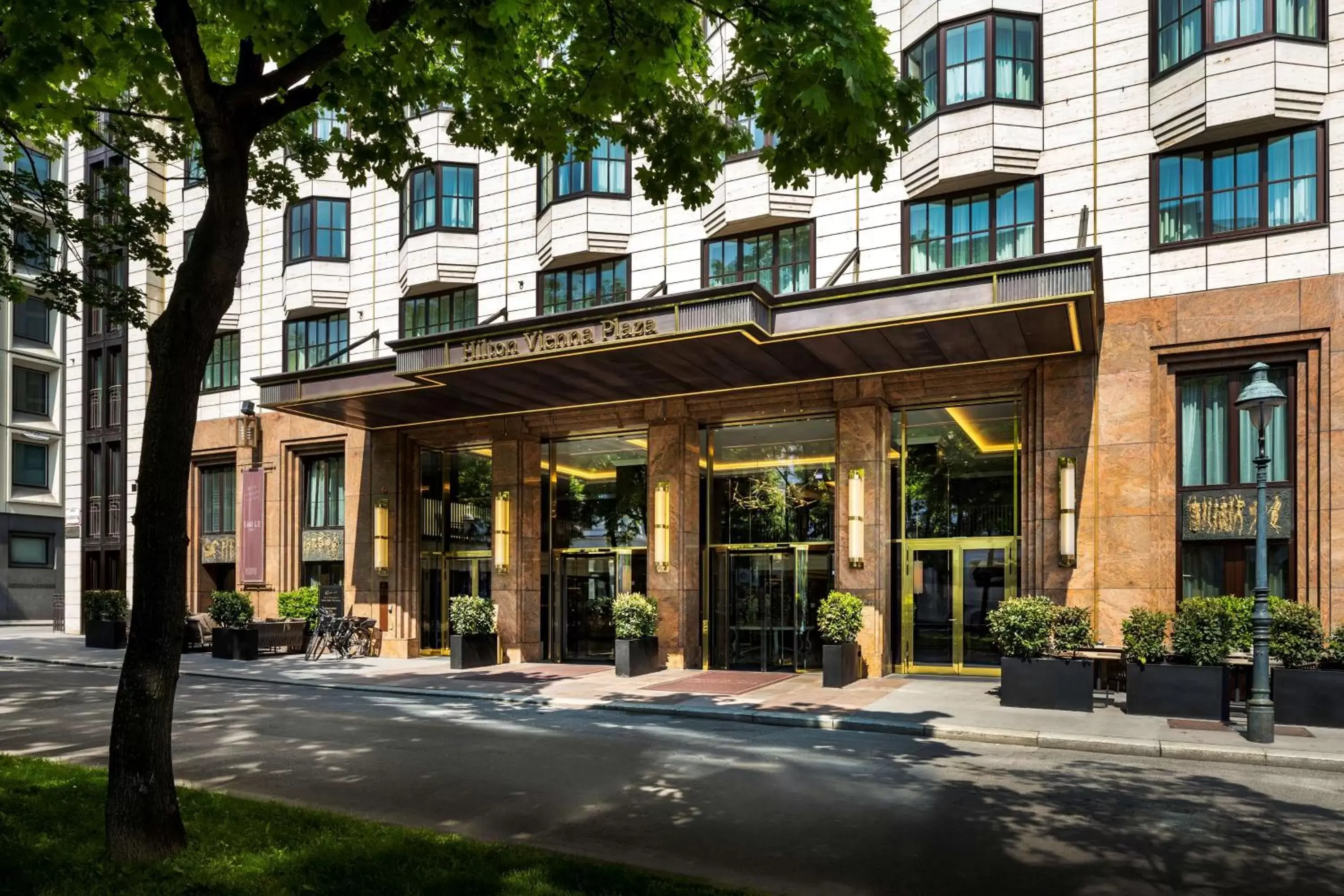 Property building in Hilton Vienna Plaza Property building in Hilton Vienna Plaza