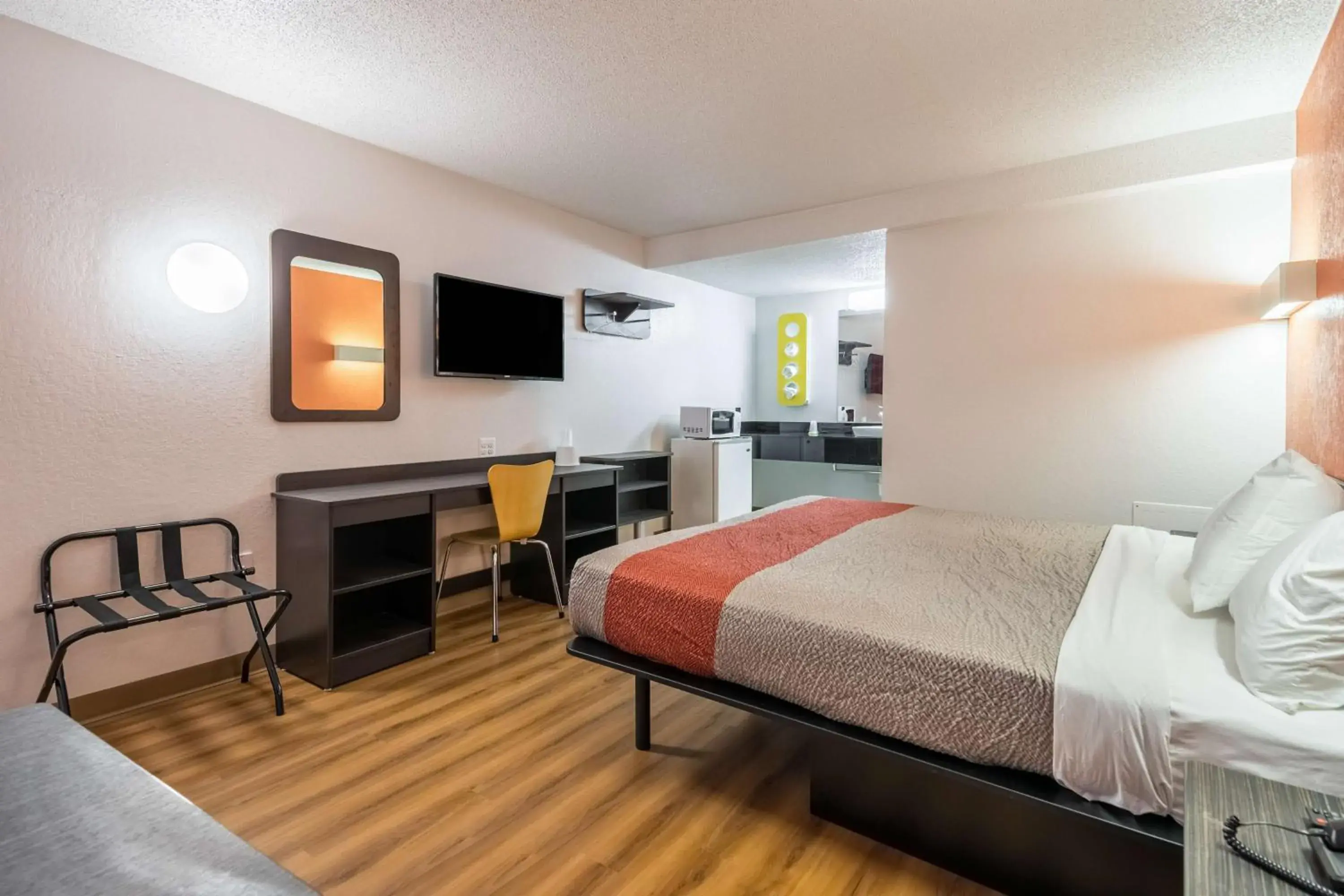 Photo of the whole room, TV/Entertainment Center in Motel 6-Schenectady, NY