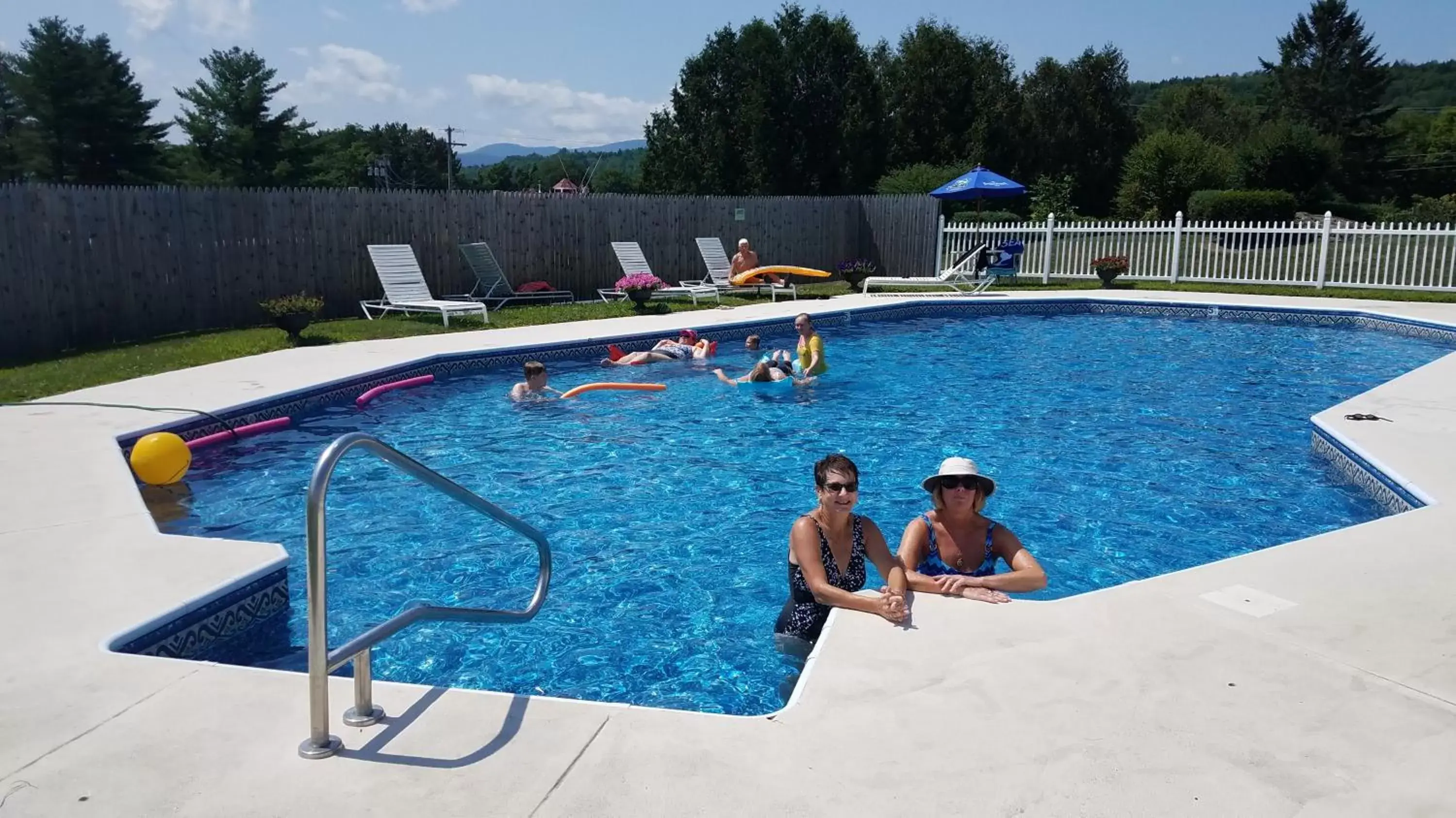 Swimming Pool in Commodores Inn