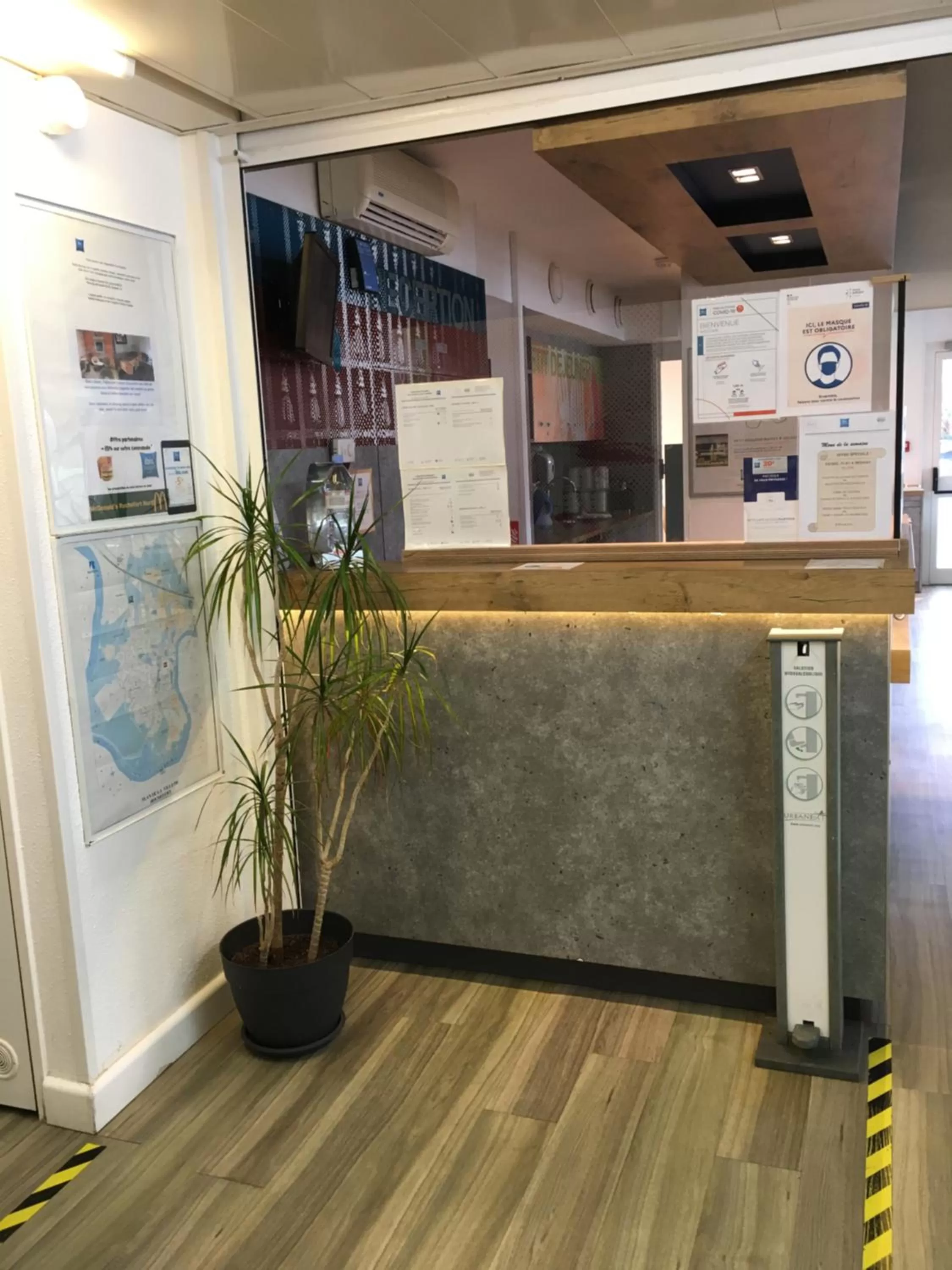 Lobby or reception in ibis budget Rochefort