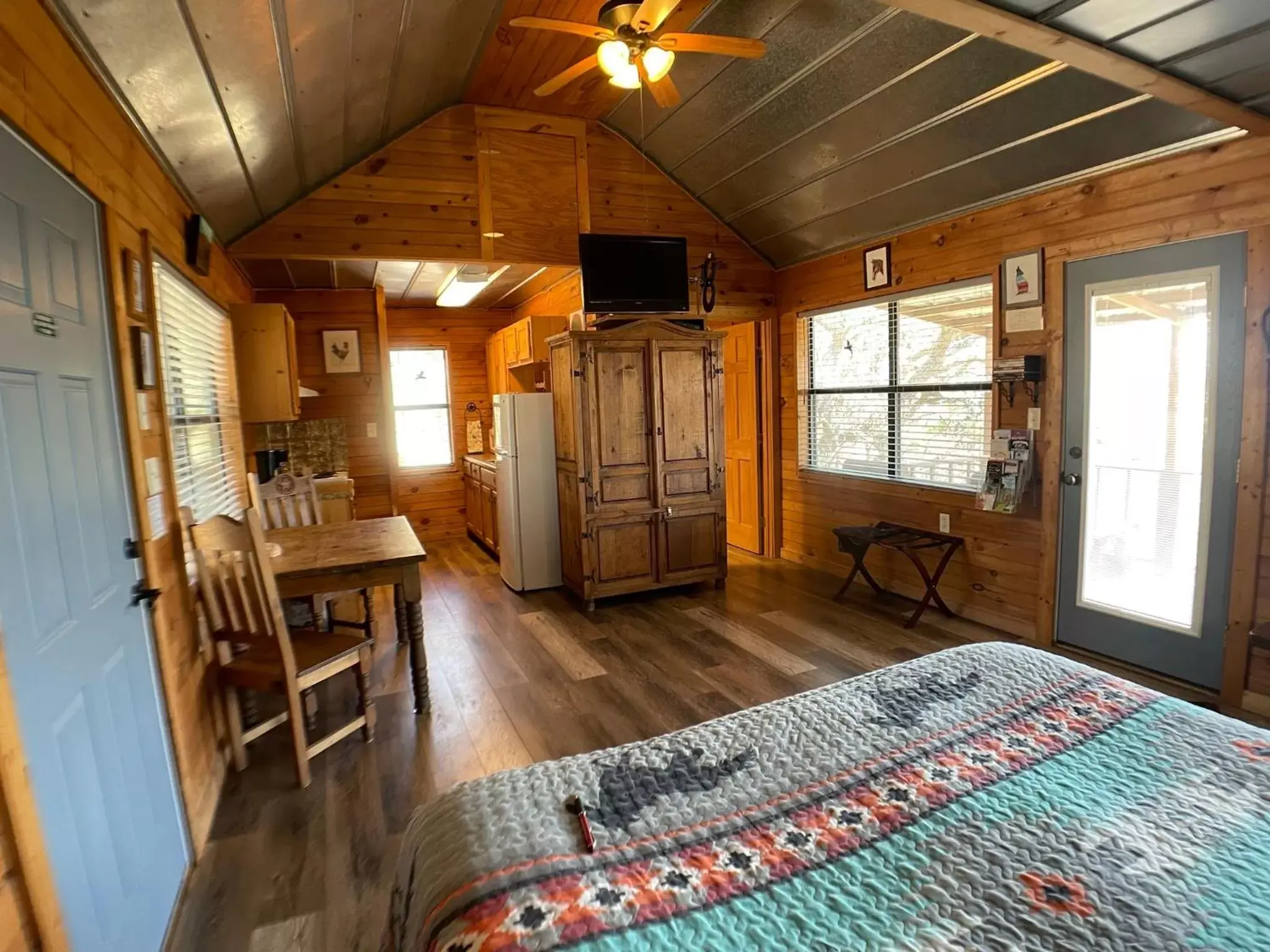 Living room in Walnut Canyon Cabins