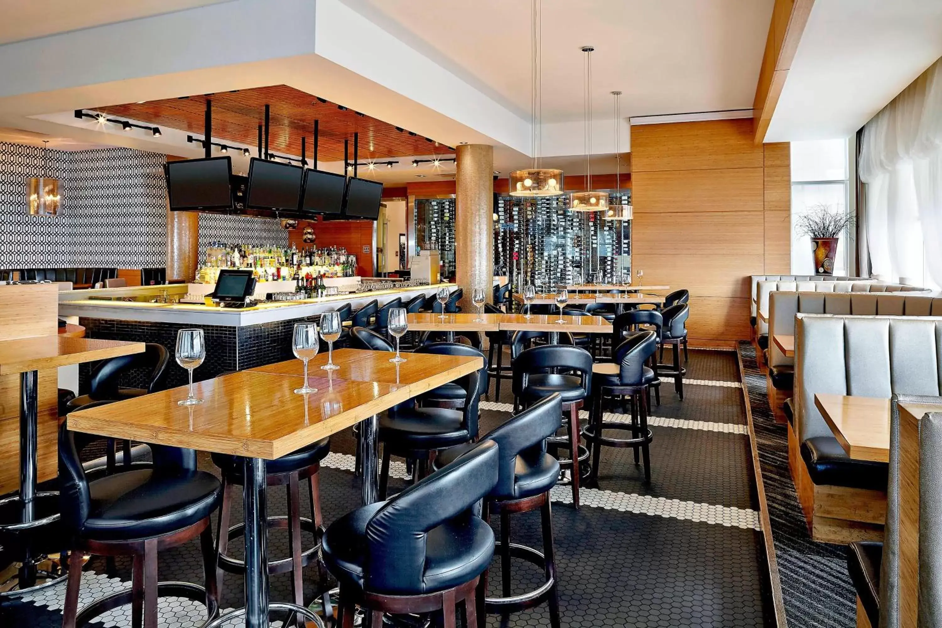 Lounge or bar, Restaurant/Places to Eat in Four Points by Sheraton Calgary Airport