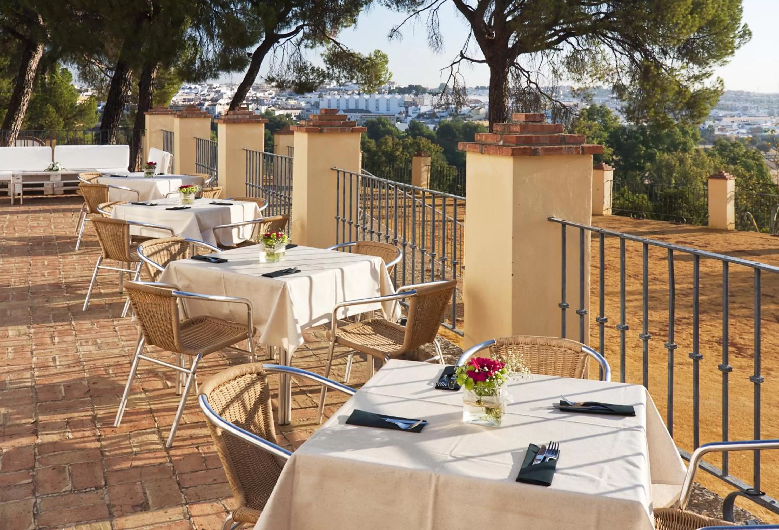 Restaurant/places to eat in Hotel Oromana