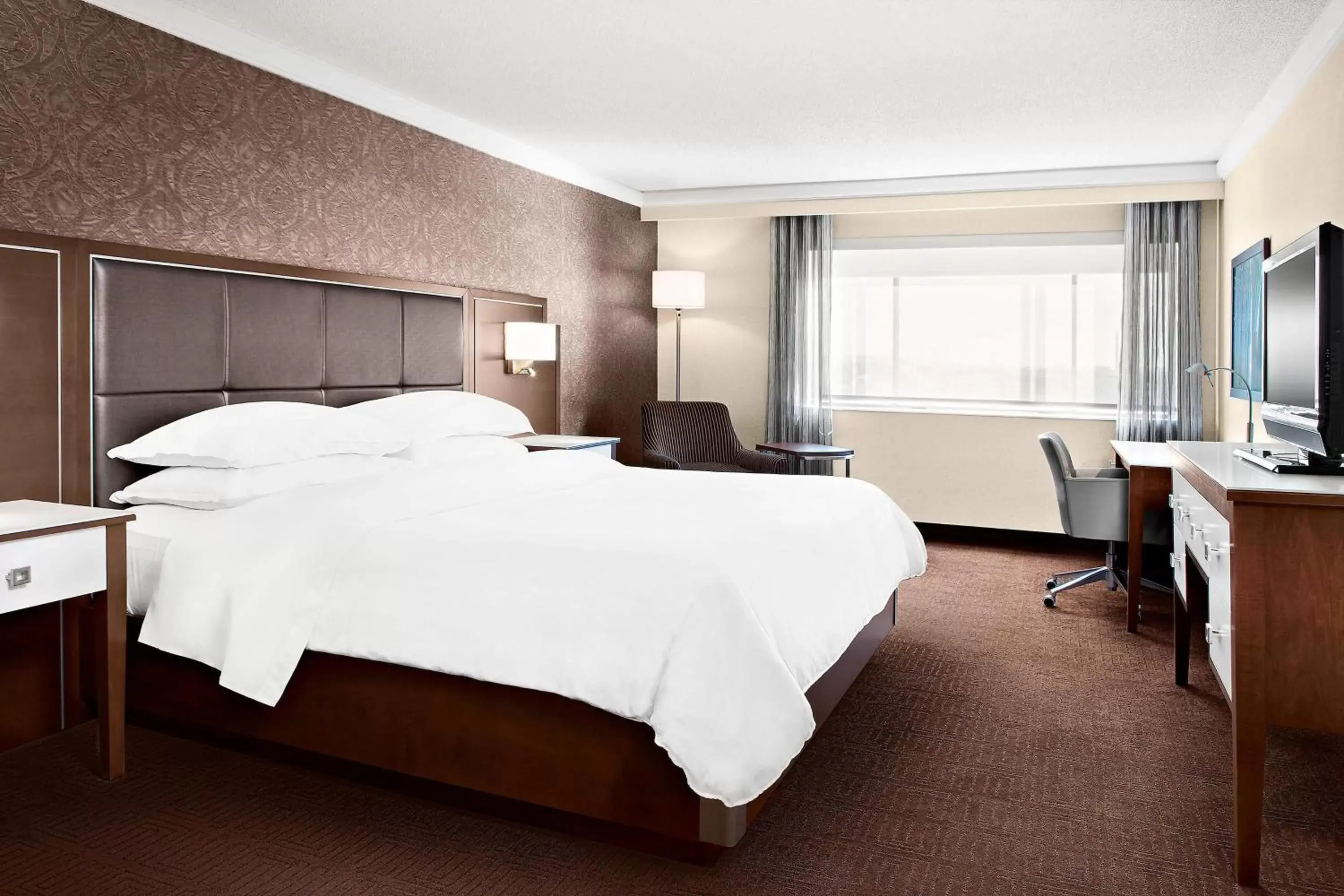 Photo of the whole room, Bed in Sheraton Laval Hotel