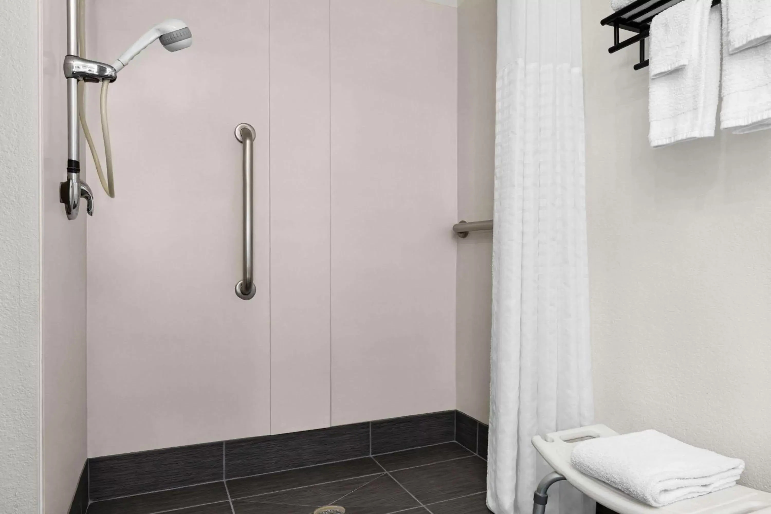 Shower, Bathroom in La Quinta by Wyndham Cleveland Airport West