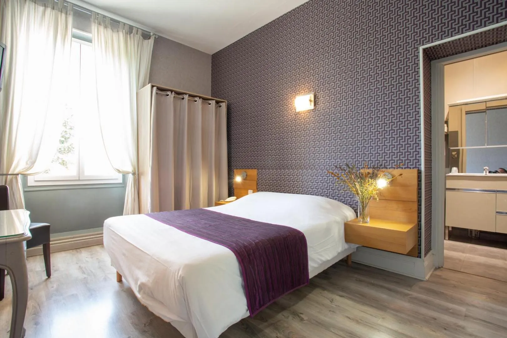 Photo of the whole room, Bed in Logis Hotel L'Occitan 2 étoiles