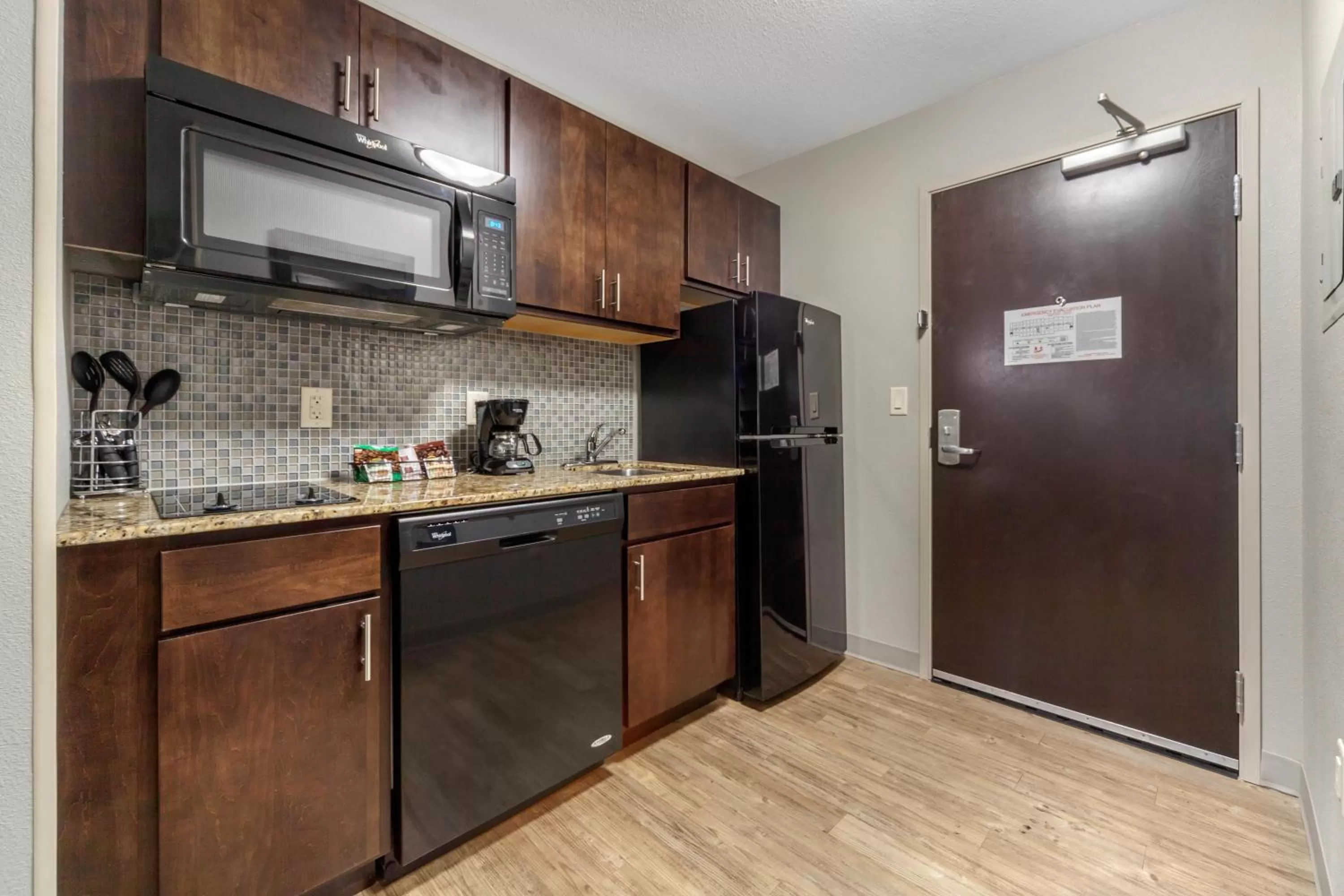 Kitchen or kitchenette in MainStay Suites Lincoln University Area