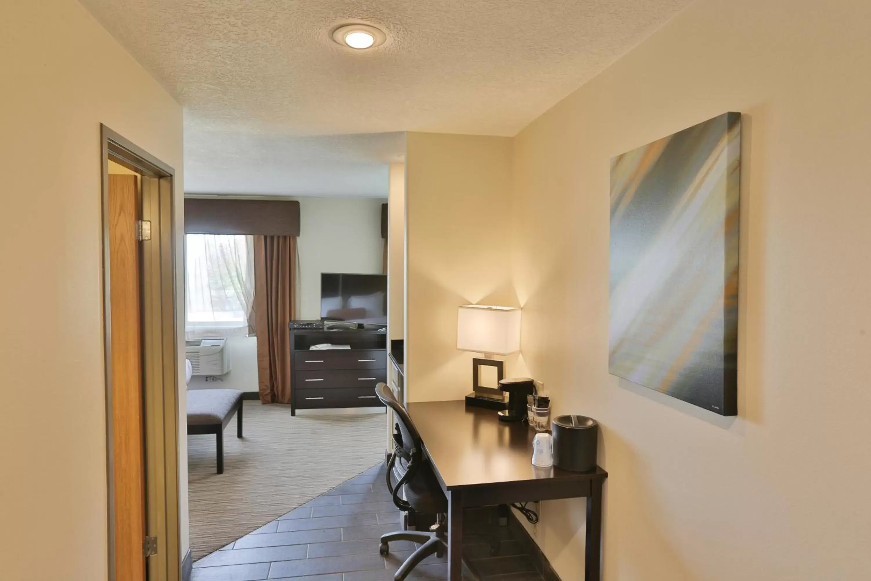 Communal lounge/ TV room, TV/Entertainment Center in Best Western Plus the Four Corners Inn
