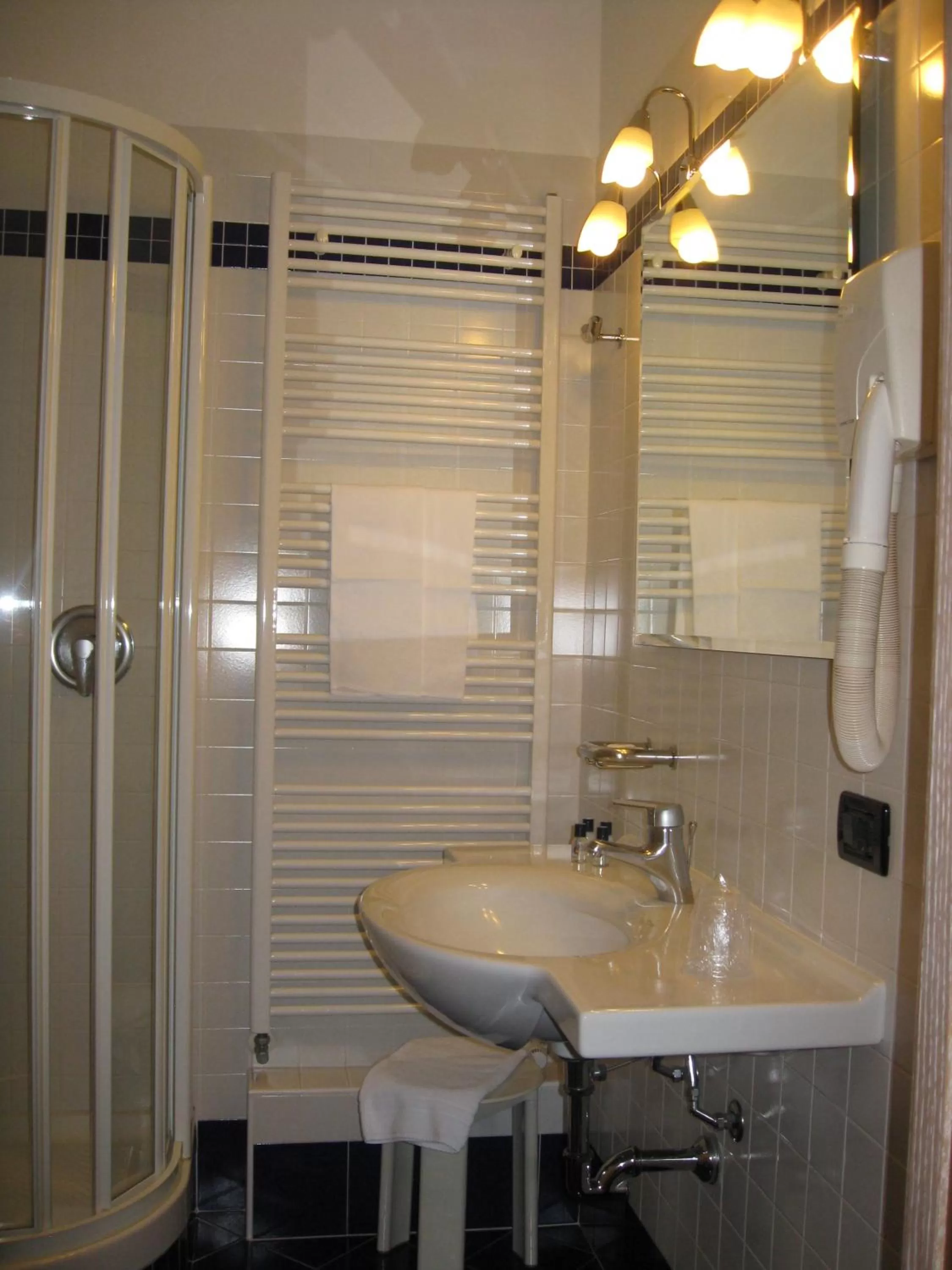 Bathroom in Cardano Hotel Malpensa