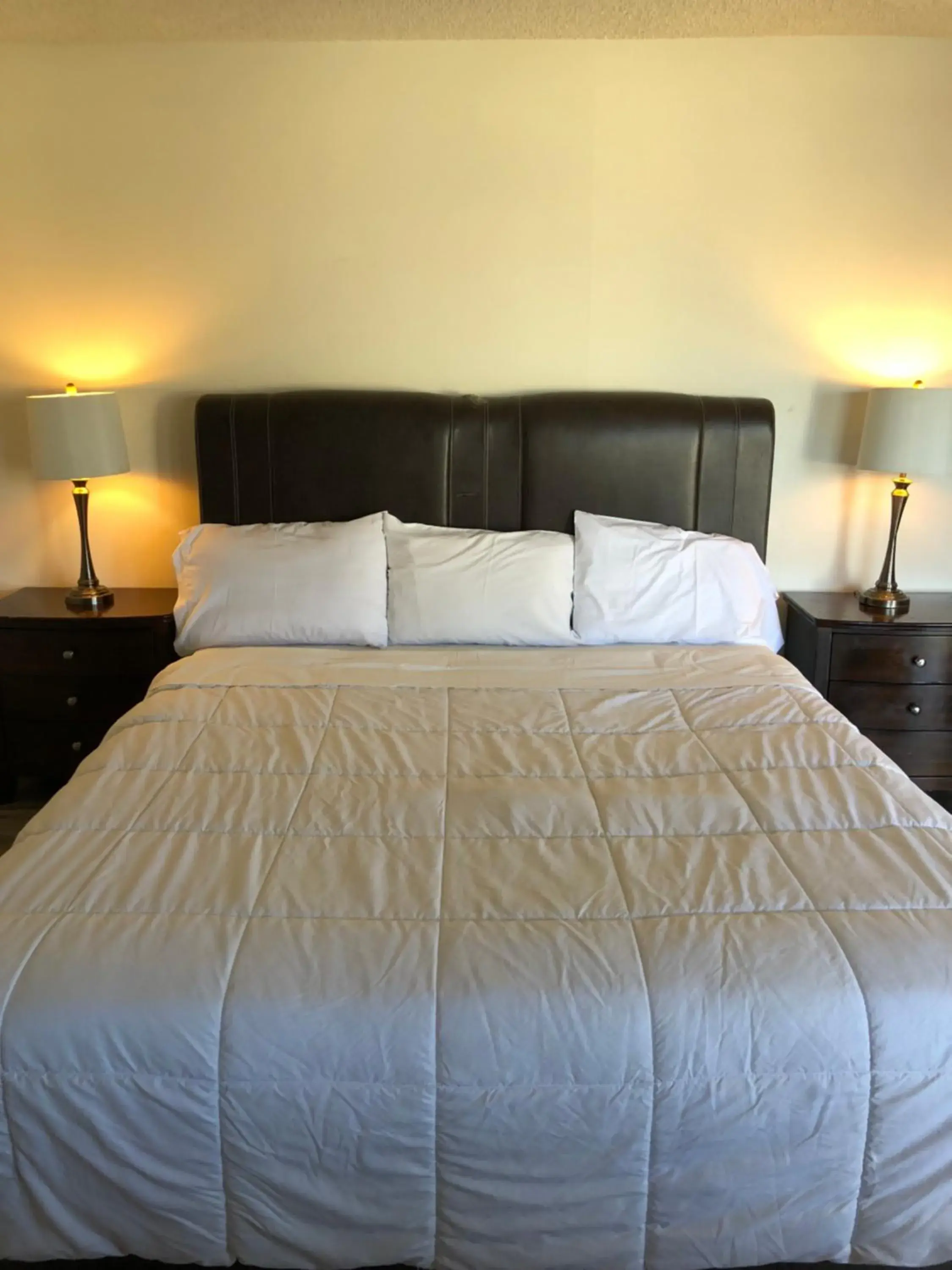 Bed in King Lodge Motel Bed in King Lodge Motel