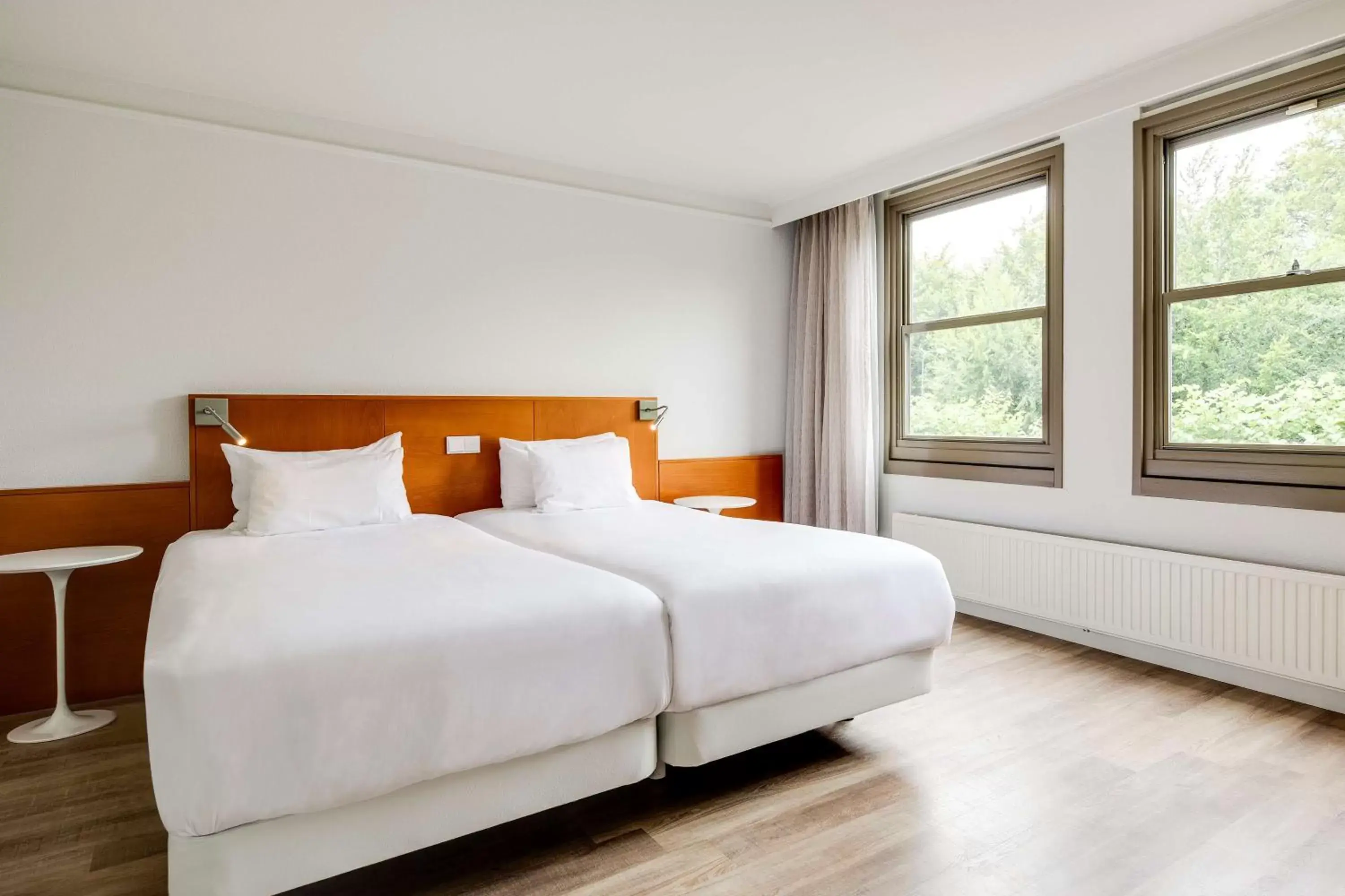 Photo of the whole room, Bed in NH Bussum Jan Tabak