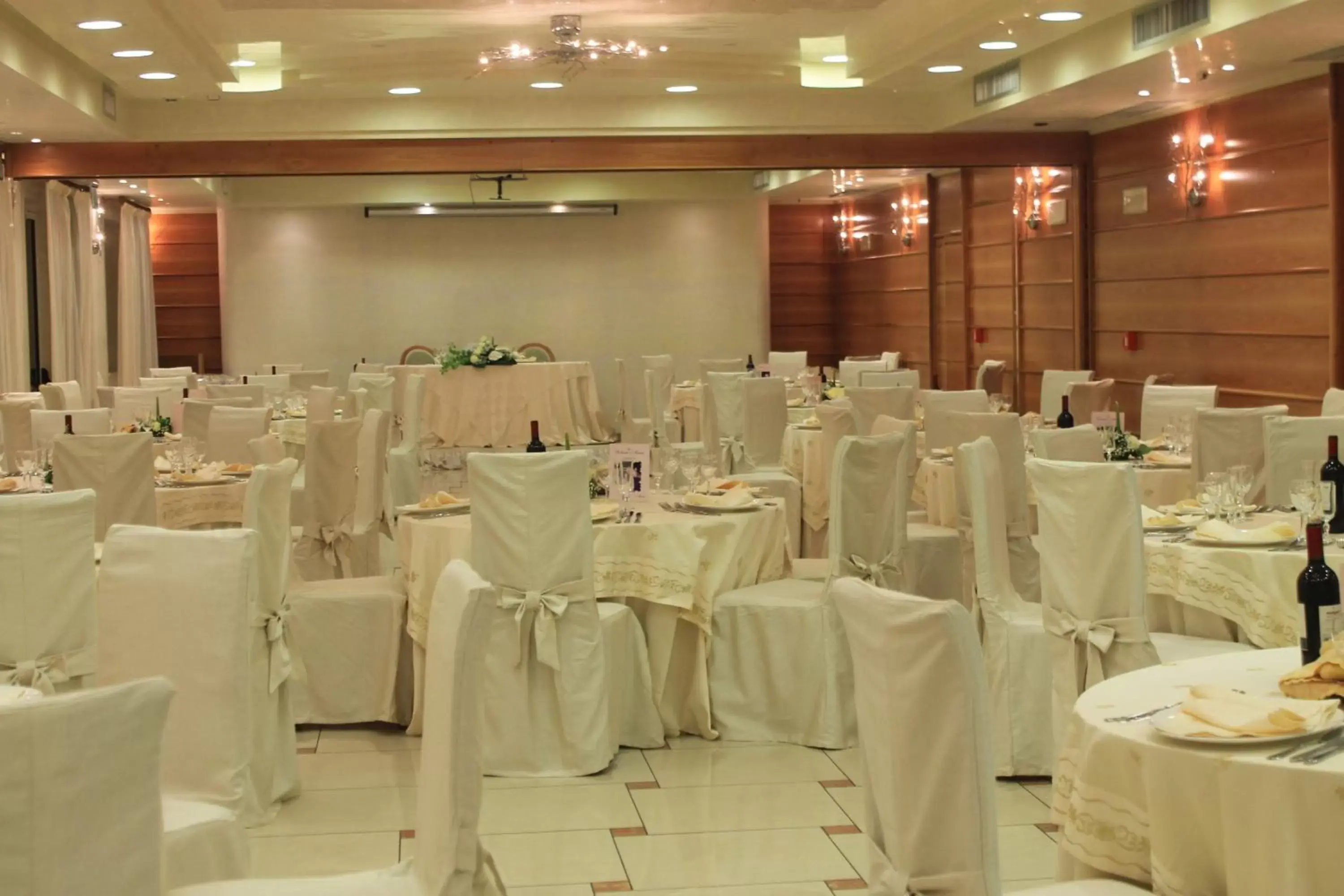Restaurant/places to eat, Banquet Facilities in Grand Hotel Victoria