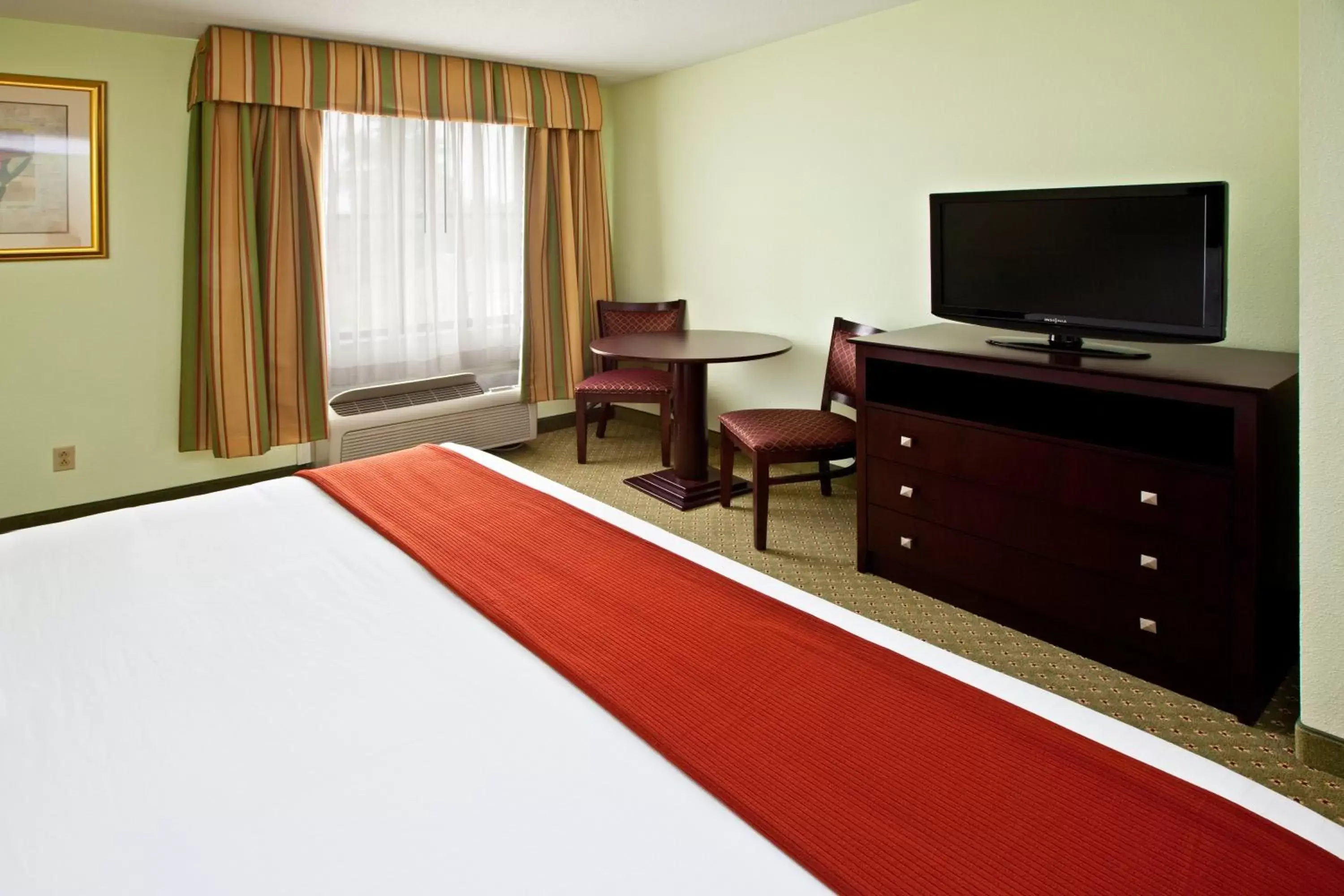 Photo of the whole room, TV/Entertainment Center in Holiday Inn Express Scottsburg, an IHG Hotel