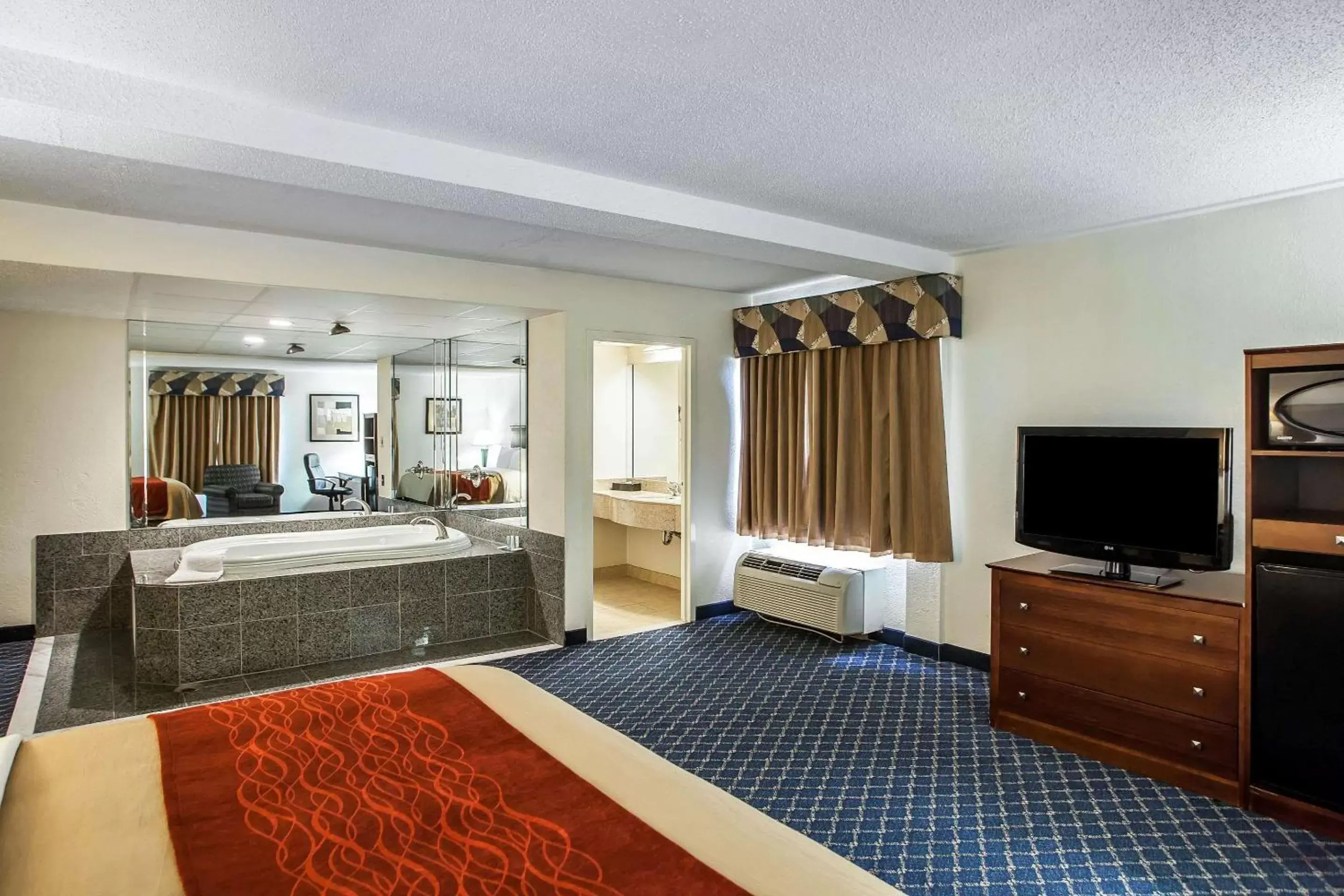 Photo of the whole room, TV/Entertainment Center in Comfort Inn Feasterville - Trevose