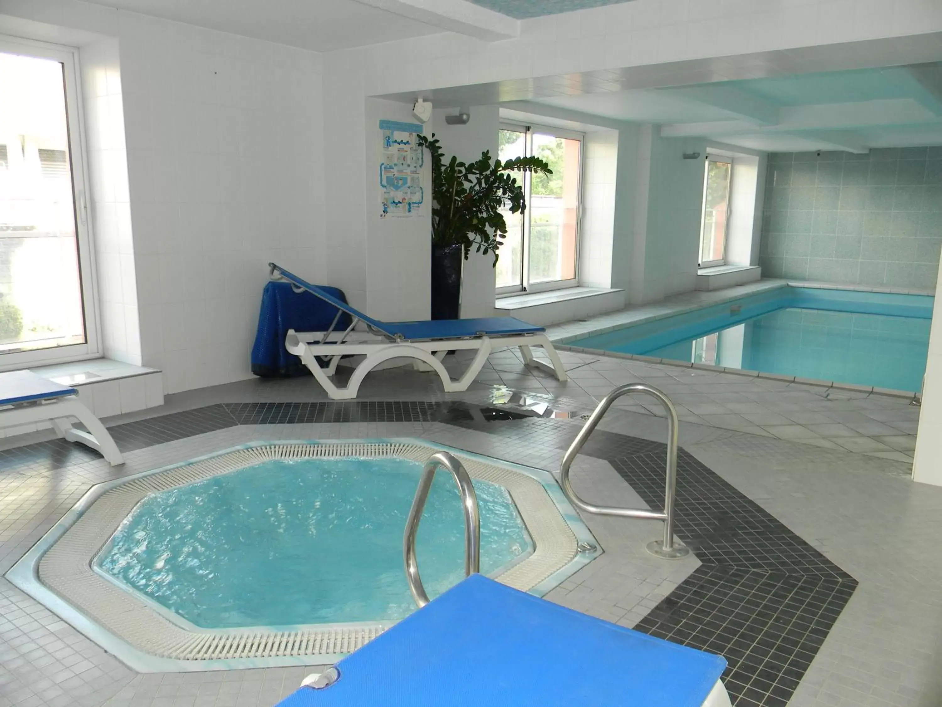 Day, Swimming Pool in Mercure Epinal Centre