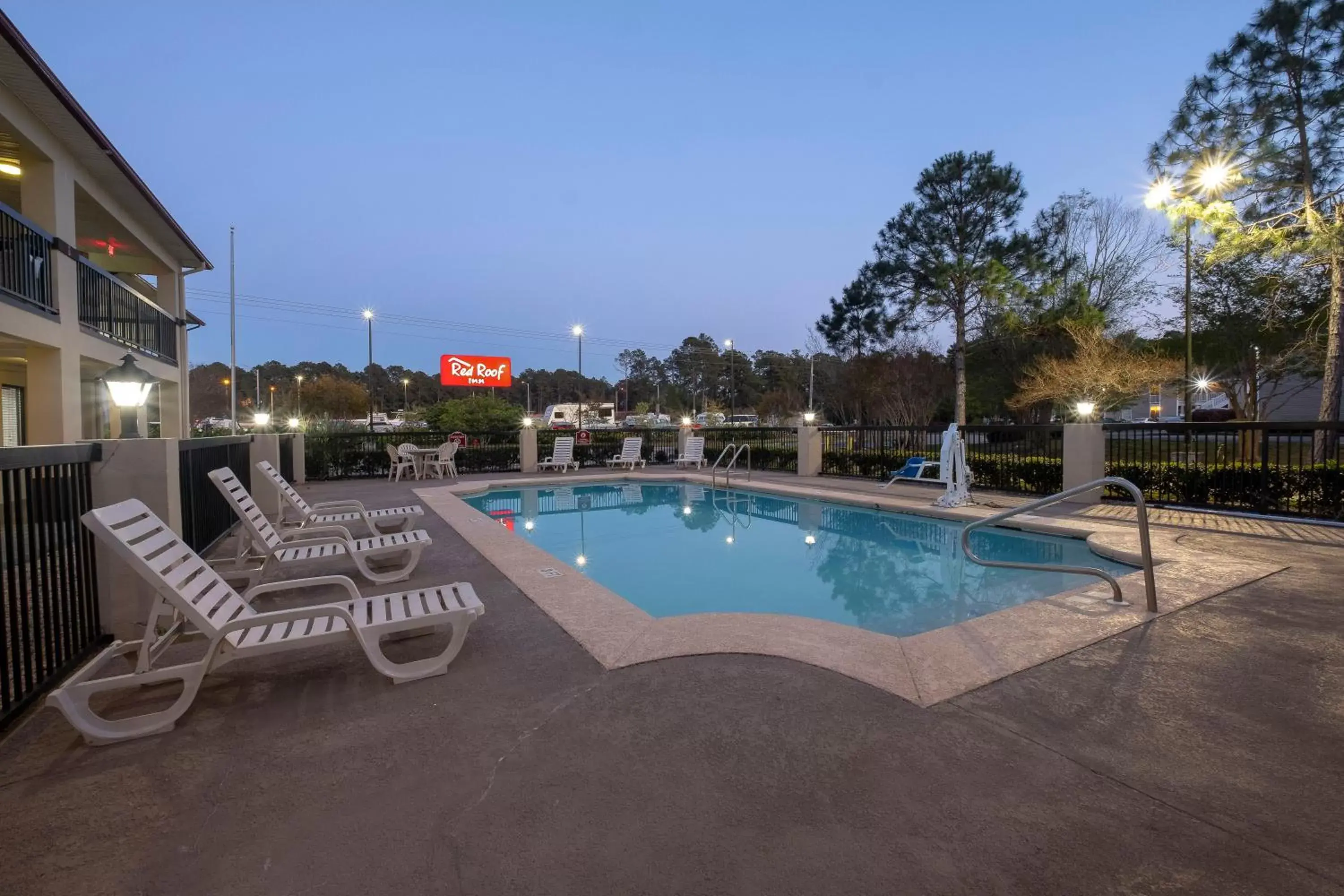 Swimming Pool in Red Roof Inn Gulf Shores