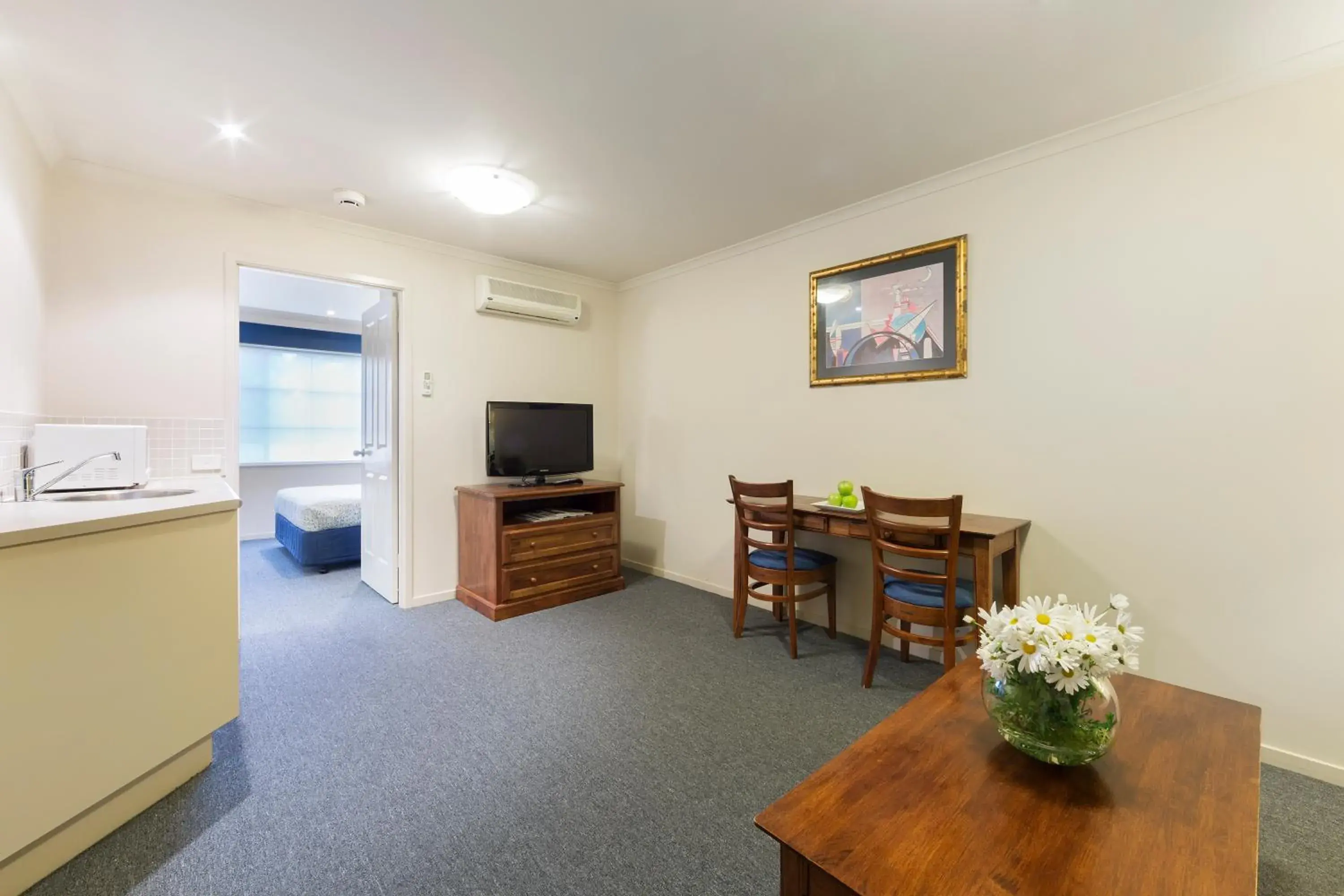 Living room, TV/Entertainment Center in Canberra Parklands Central Apartment Hotel