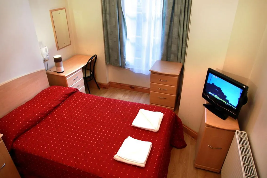 Photo of the whole room, Bed in Elmwood Hotel