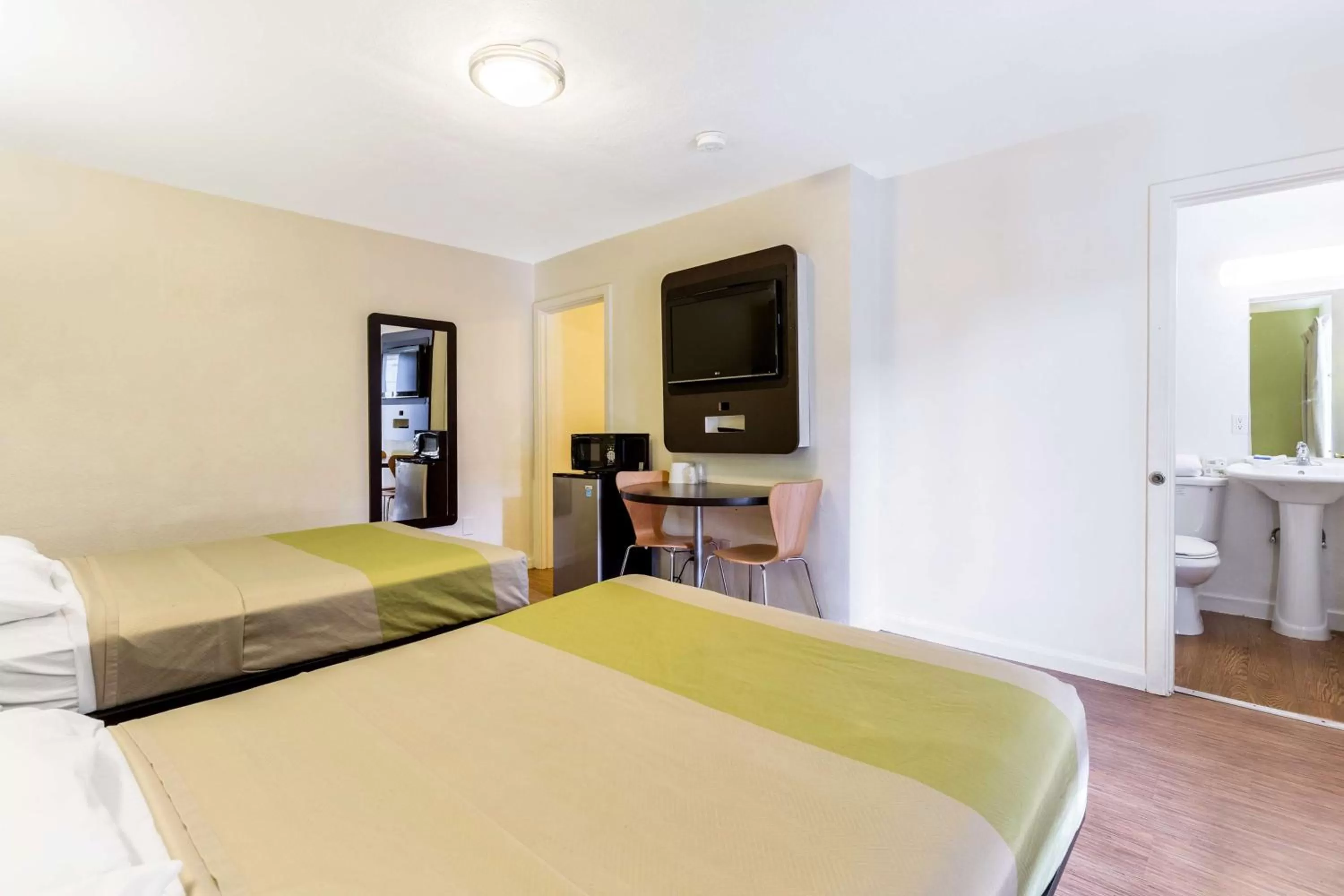 Bedroom, Bed in Motel 6 San Rafael