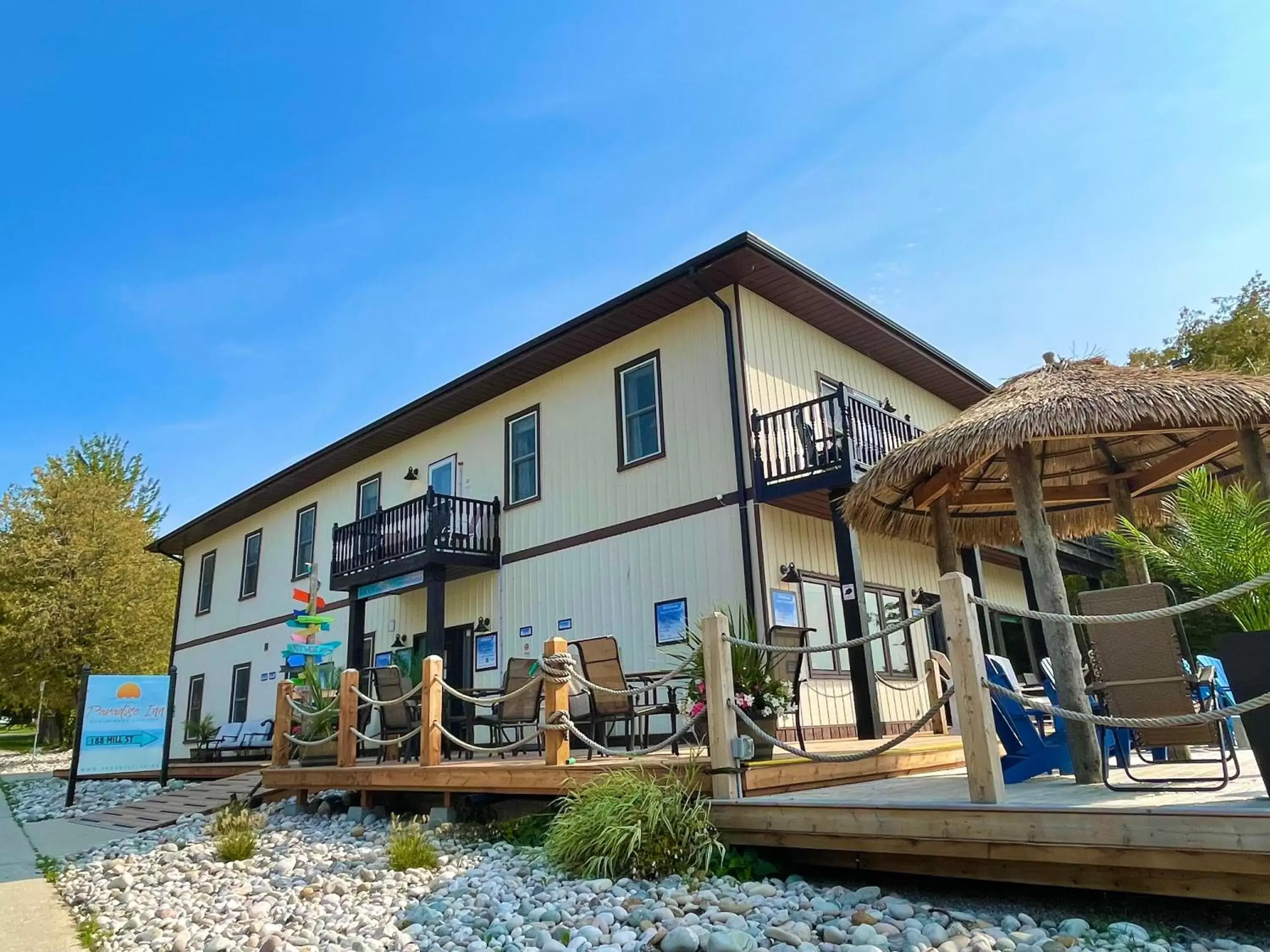 Patio, Property Building in Paradise Inn On the Beach