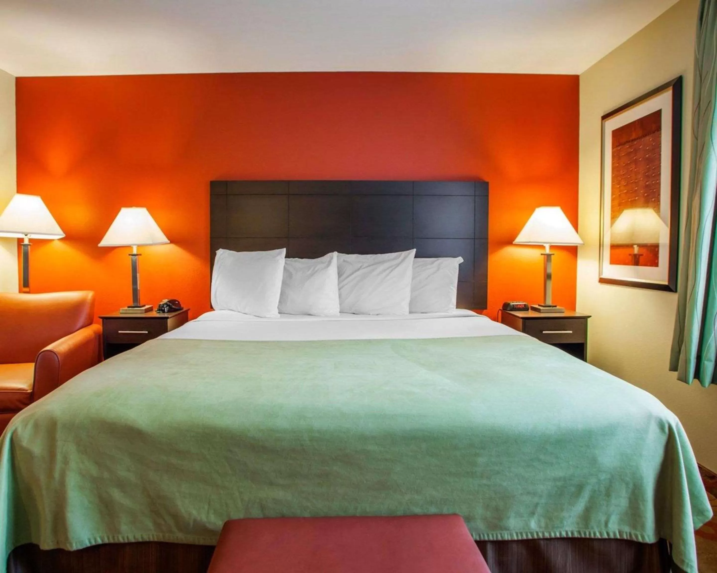 Photo of the whole room, Bed in Suburban Studios Cedar Falls