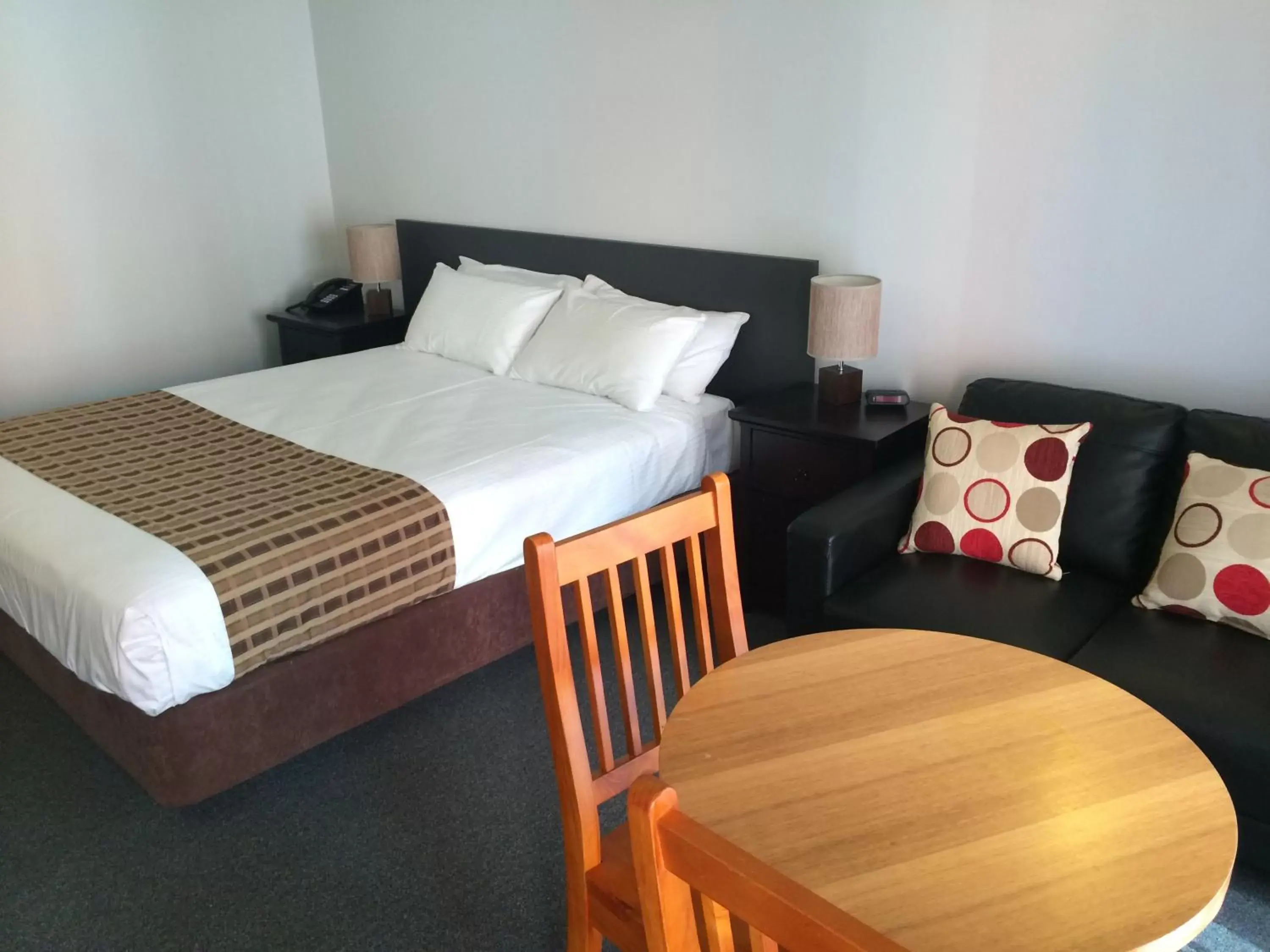 Seating area, Bed in Footscray Motor Inn and Serviced Apartments